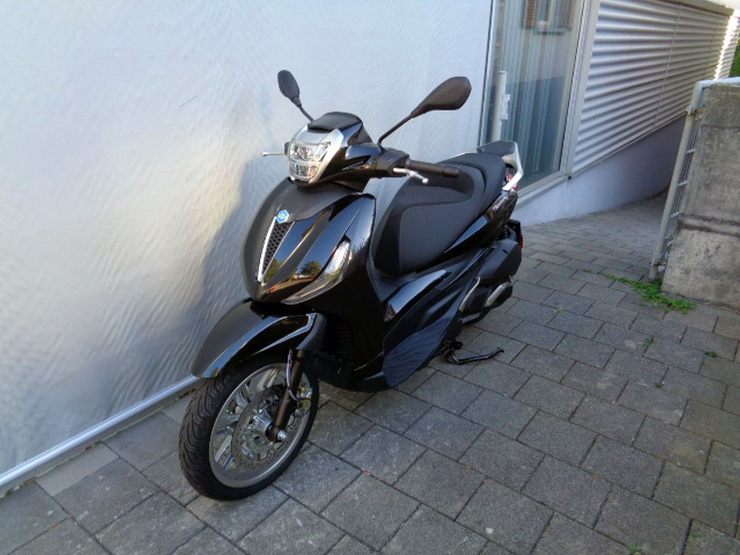 PIAGGIO BEVERLY 300 HPE-showroom-element-1