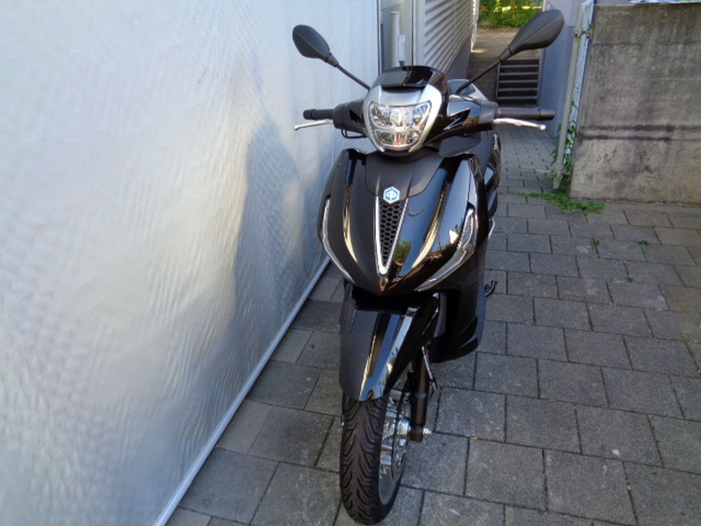 PIAGGIO BEVERLY 300 HPE-showroom-element-2