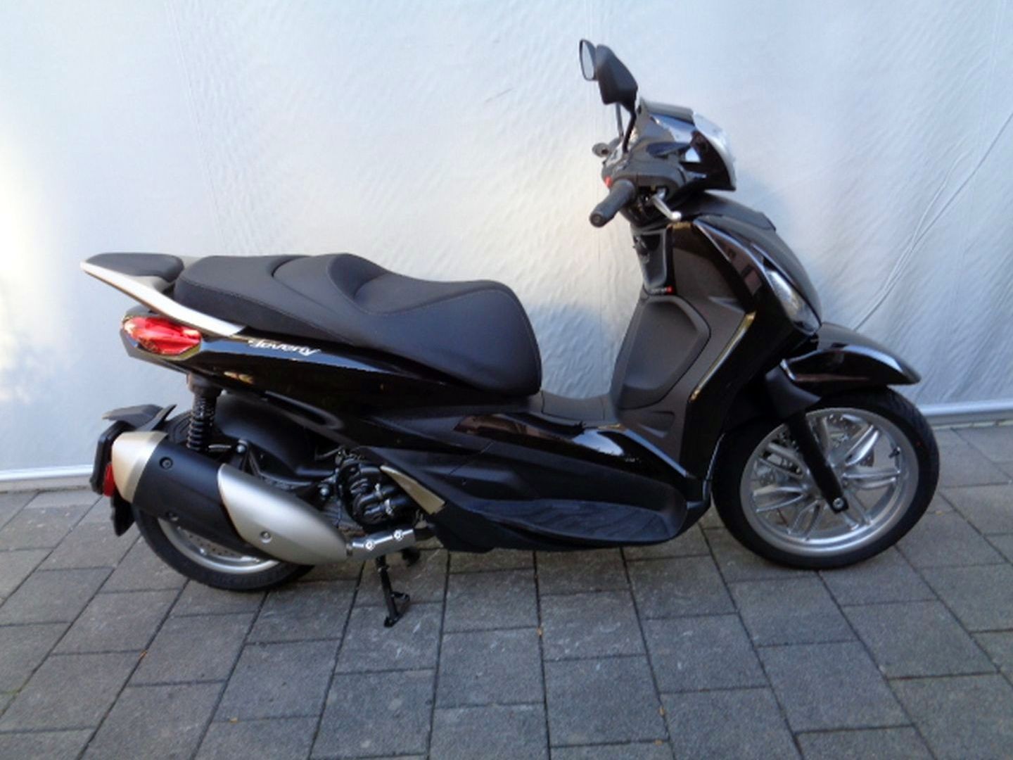PIAGGIO BEVERLY 300 HPE-showroom-element-3