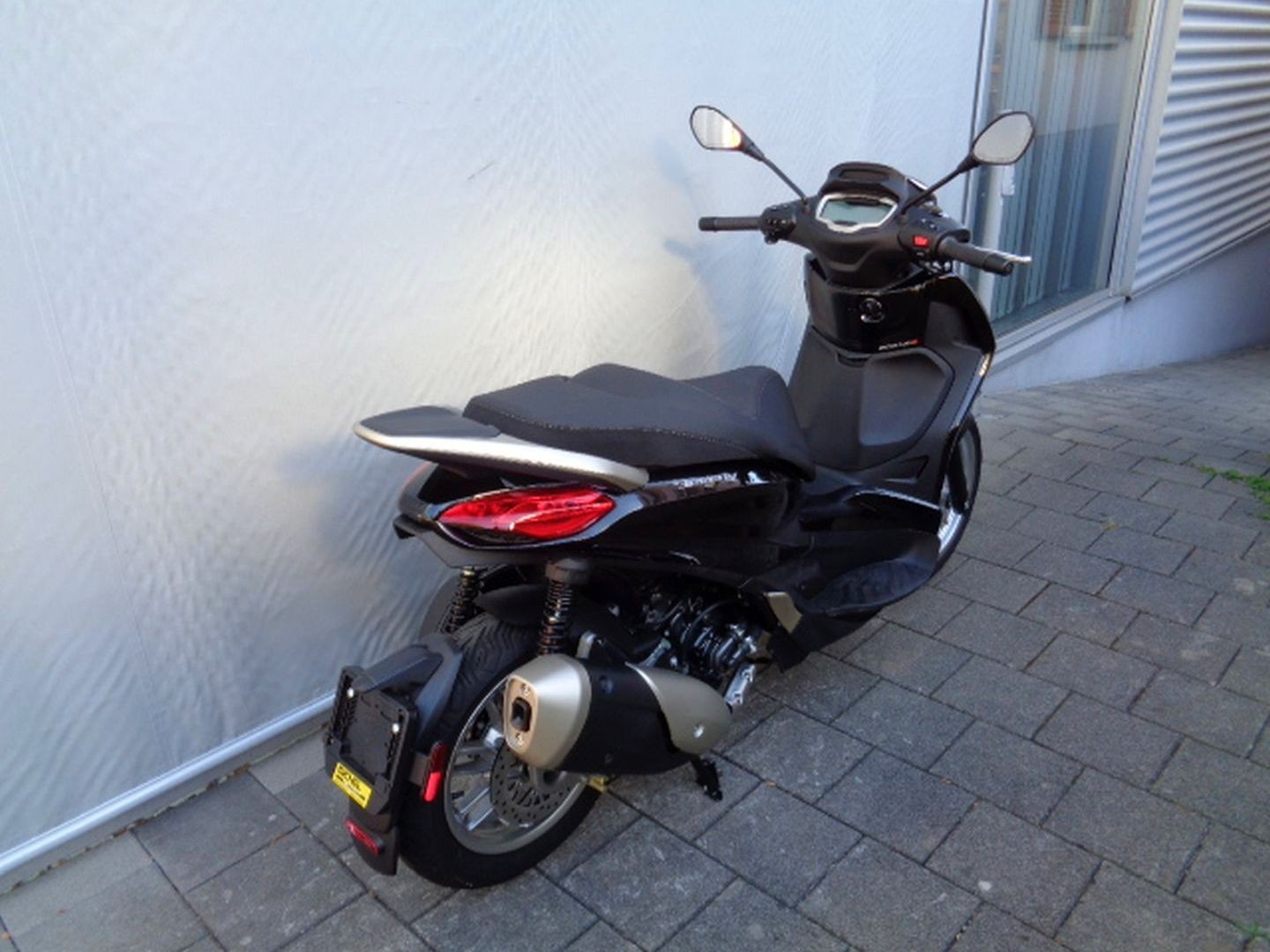 PIAGGIO BEVERLY 300 HPE-image-4