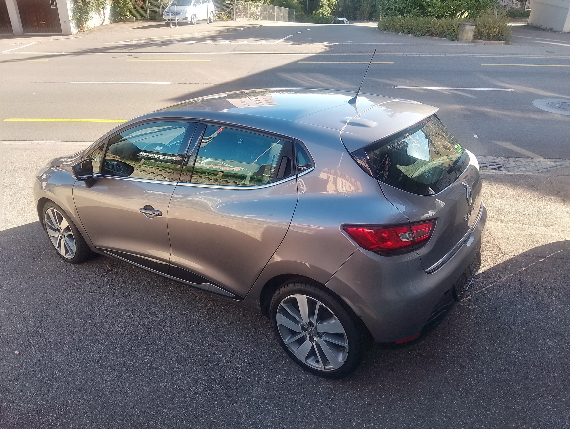 RENAULT Clio 1.2 16V T Swiss Edition EDC-image-11