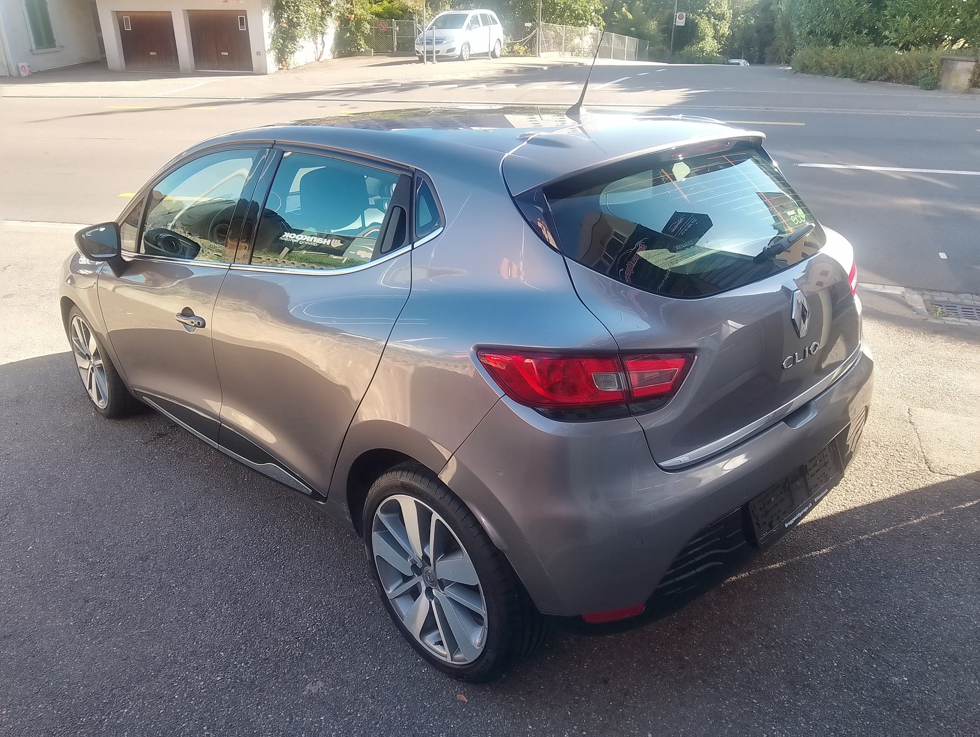 RENAULT Clio 1.2 16V T Swiss Edition EDC-image-10