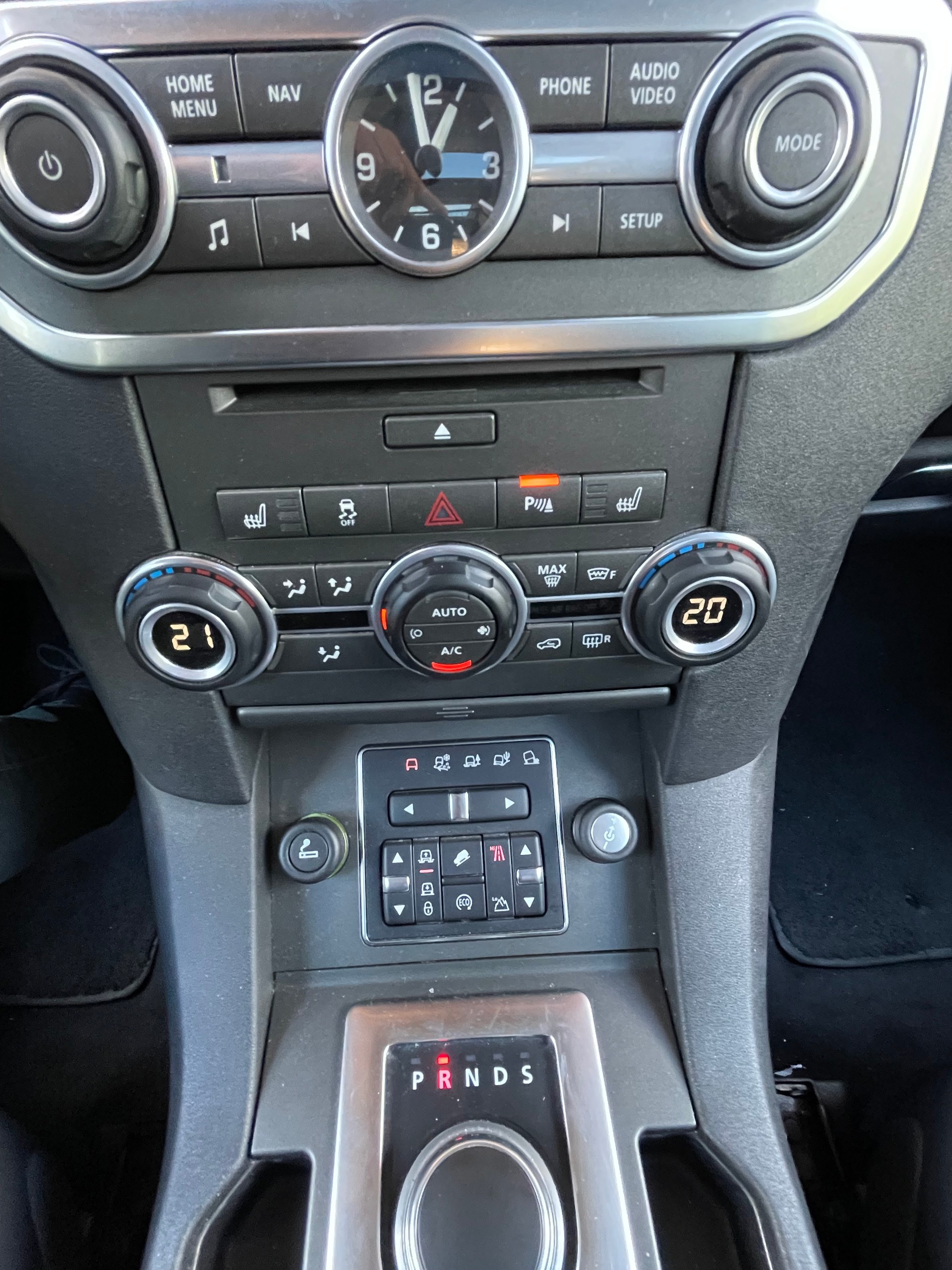 LAND ROVER Discovery 3.0 SDV6 HSE Luxury Automatic-image-10