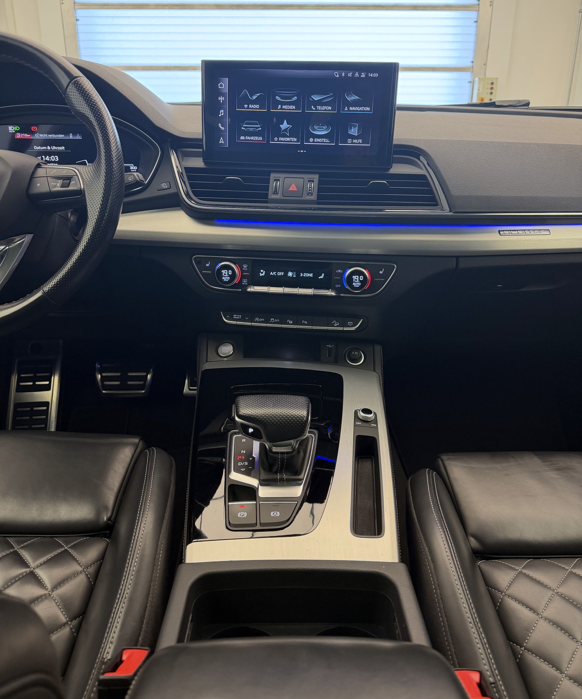AUDI Q5 Sportback 40 TDI Blackedition quattro S-tronic-image-12