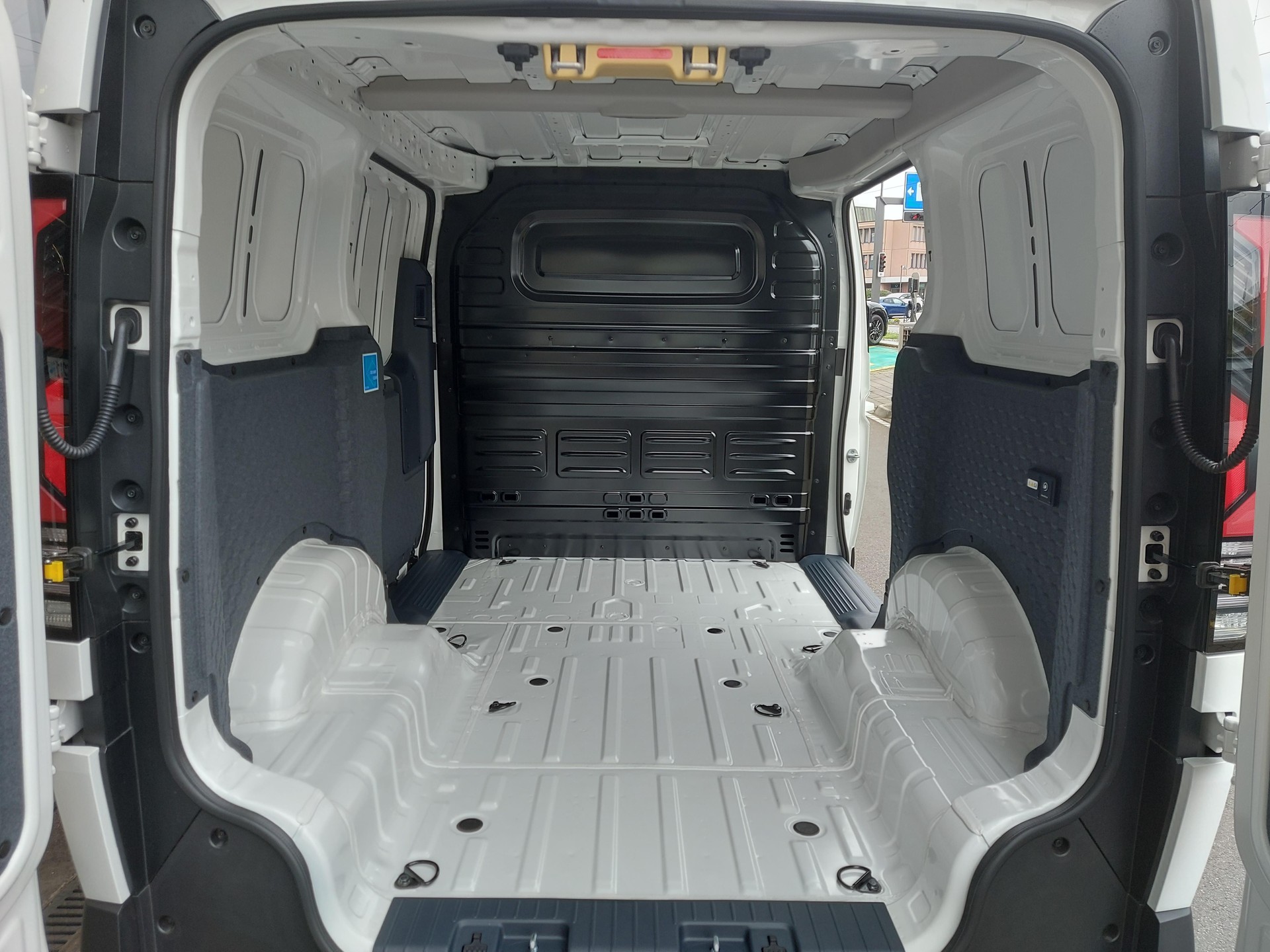 KIA PV5 Cargo 71.2 kWh Elite-image-12