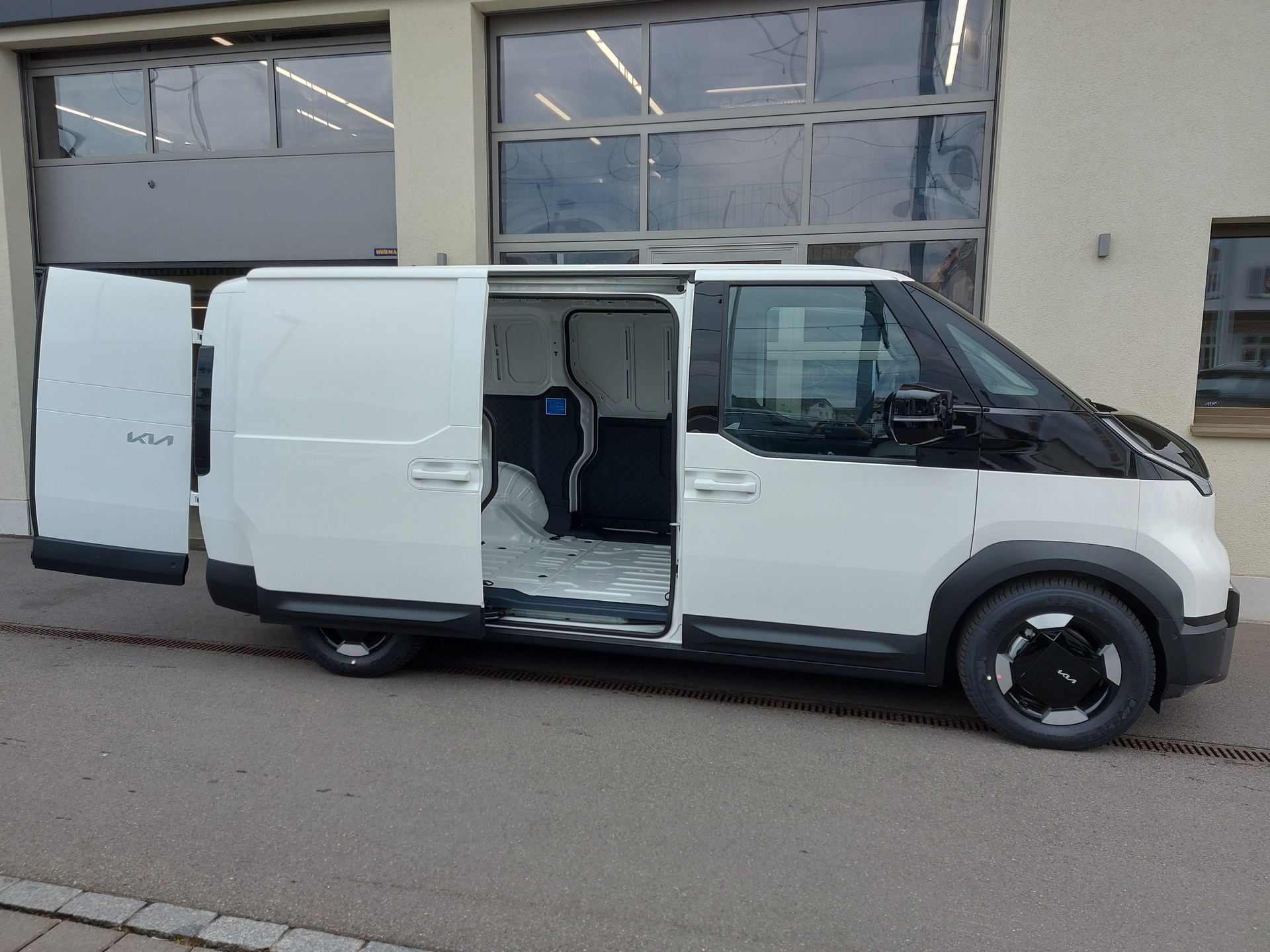 KIA PV5 Cargo 71.2 kWh Elite-image-7
