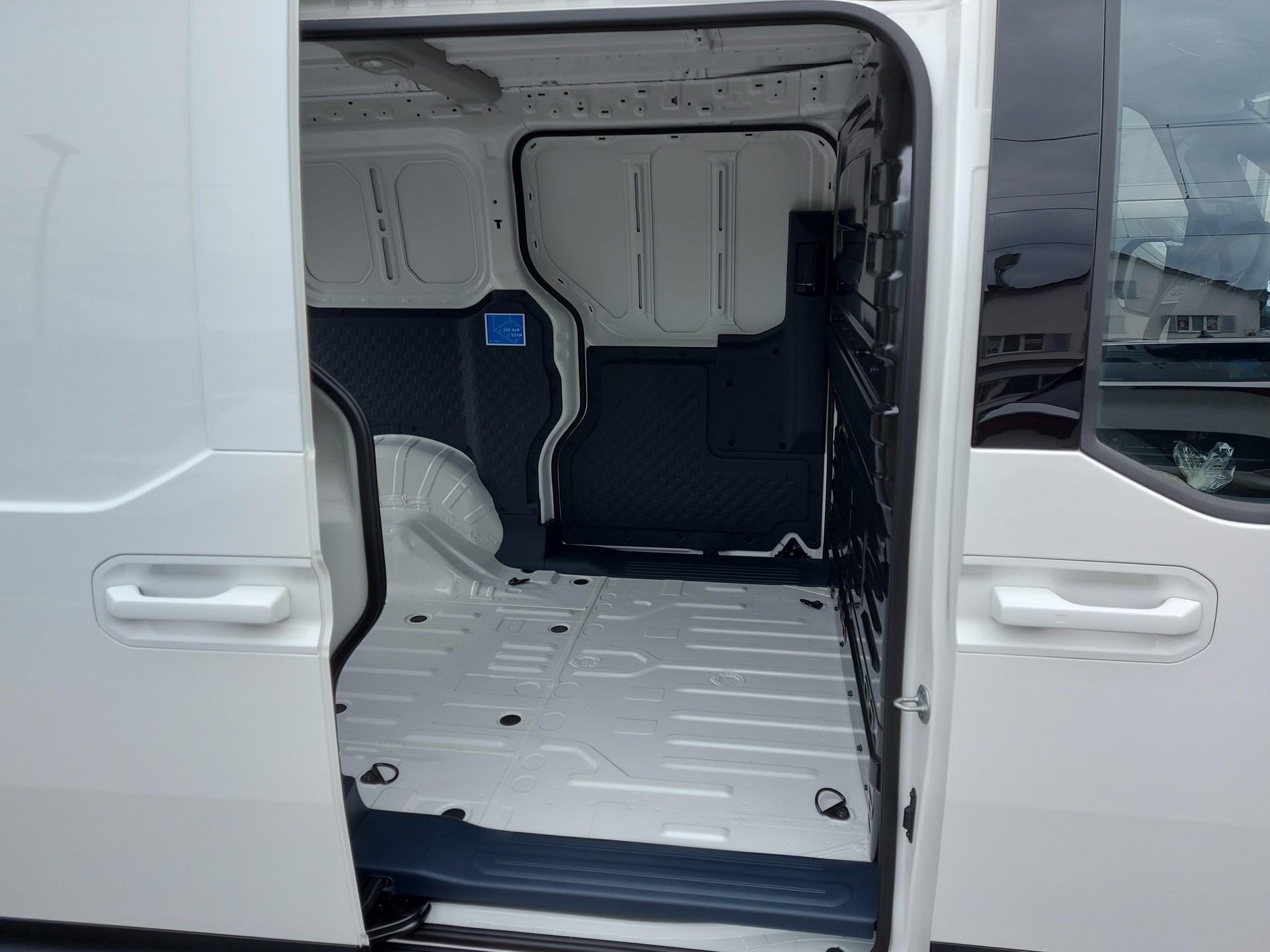 KIA PV5 Cargo 71.2 kWh Elite-image-8