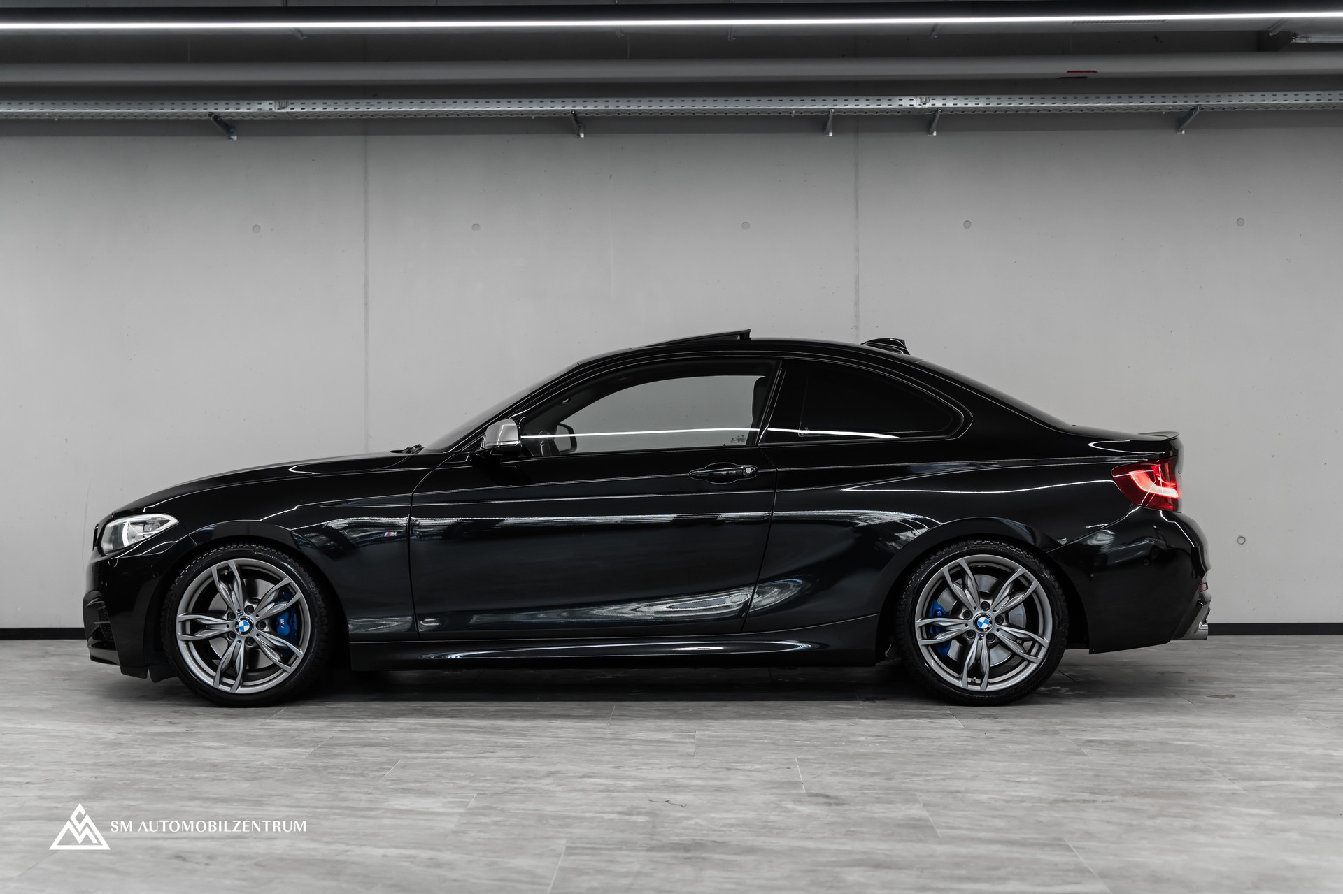 BMW M235i xDrive Steptronic / M-Performance Abgasanlage / Panorama / Rückfahrkamera-image-5