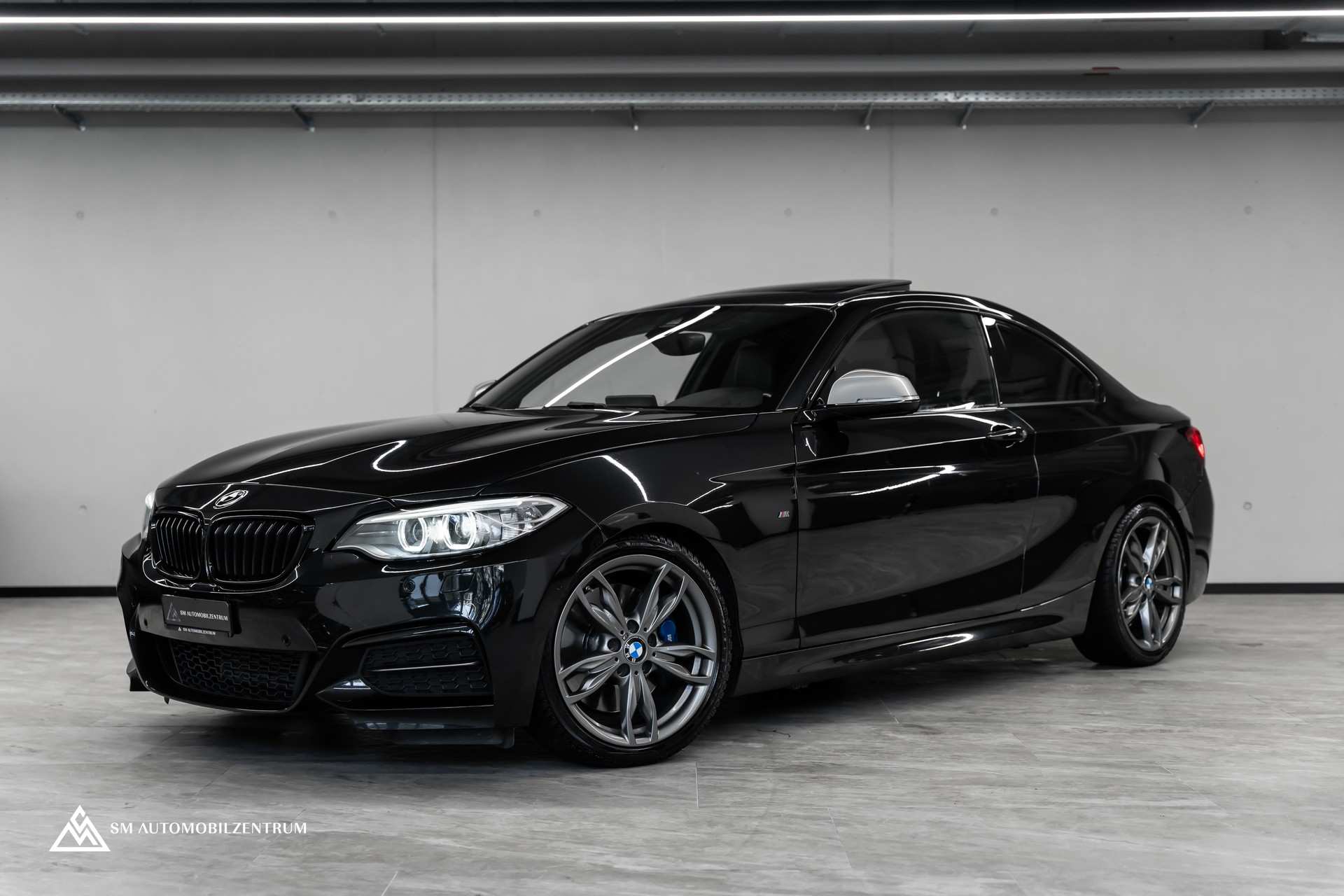 BMW M235i xDrive Steptronic / M-Performance Abgasanlage / Panorama / Rückfahrkamera-image-0
