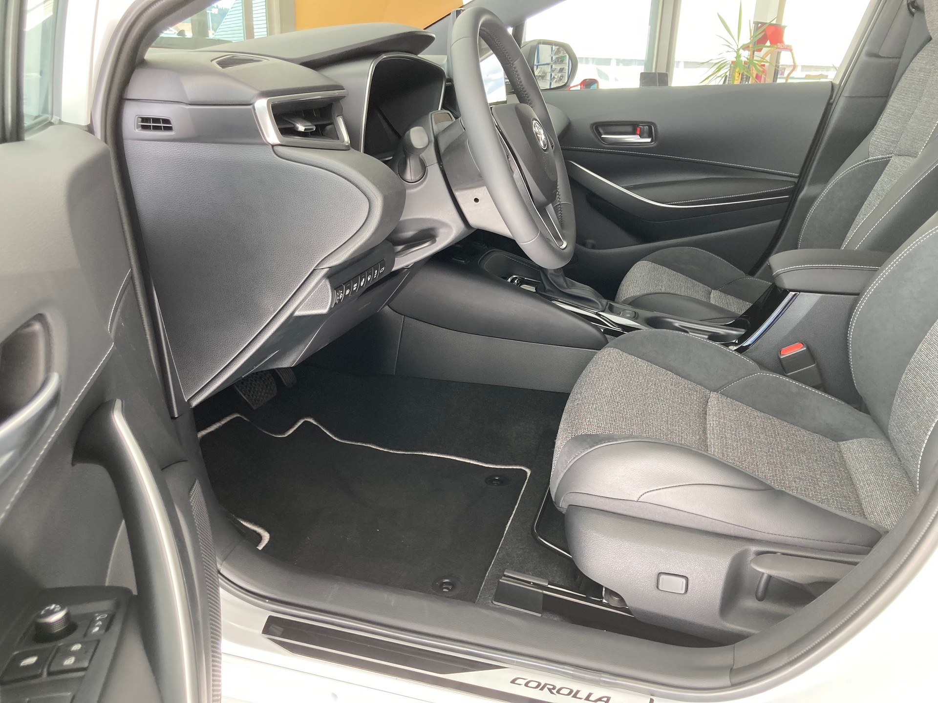 TOYOTA Corolla Touring Sports 1.8 HSD Trend e-CVT-image-8