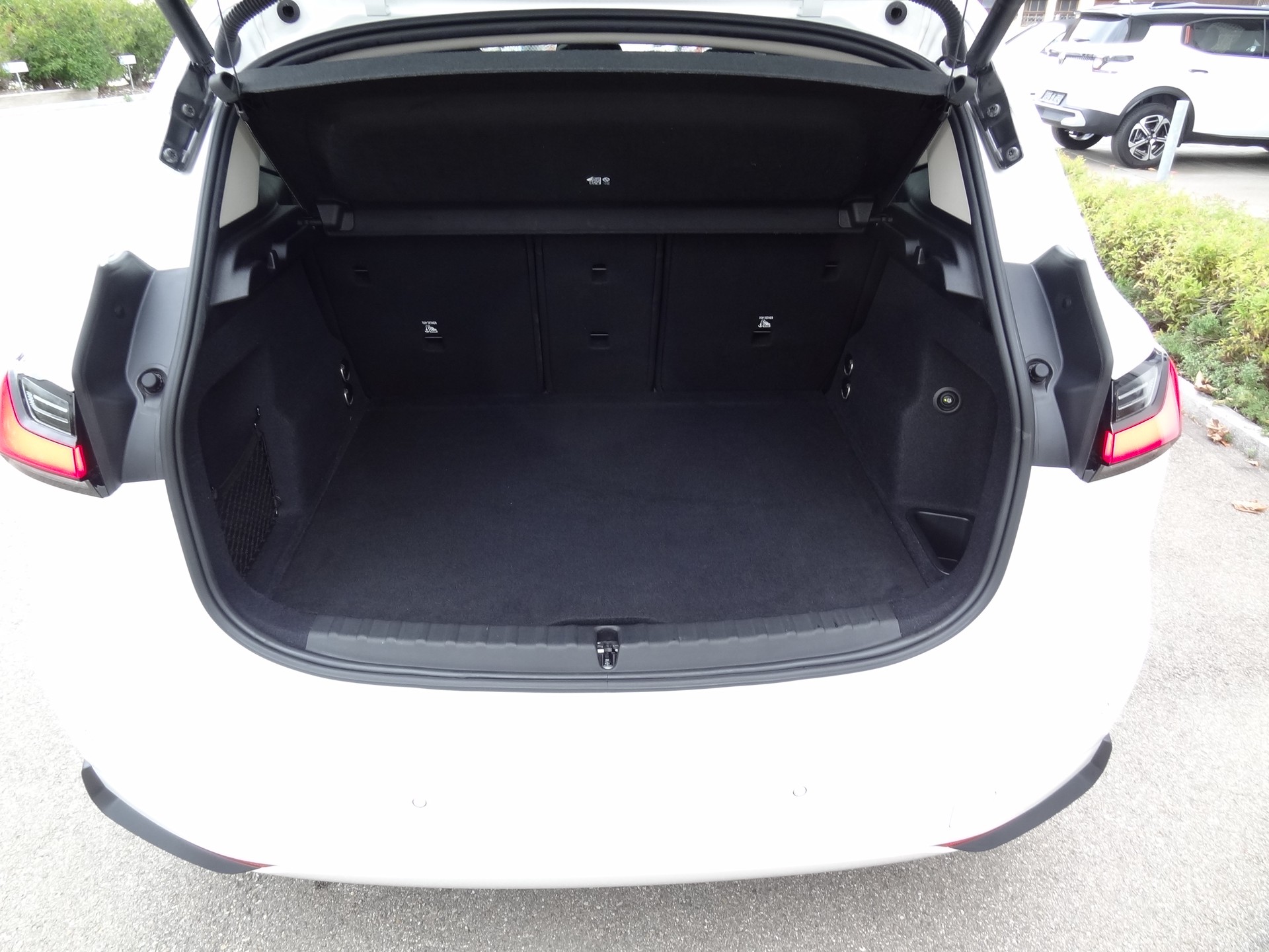 BMW 223d Active Tourer xDrive DKG-image-13