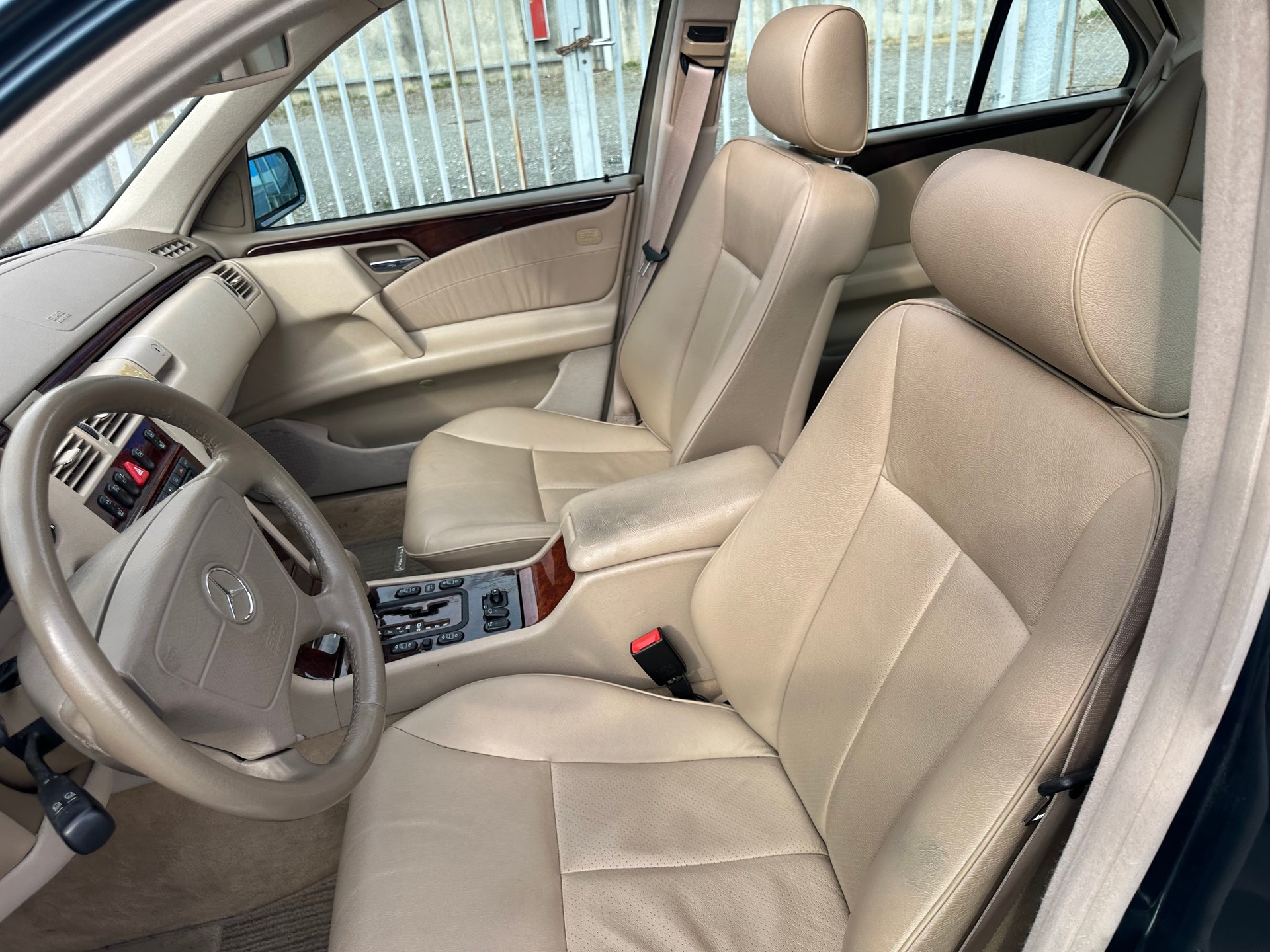 MERCEDES-BENZ E 320 Elégance 4-Matic Automatic-image-13