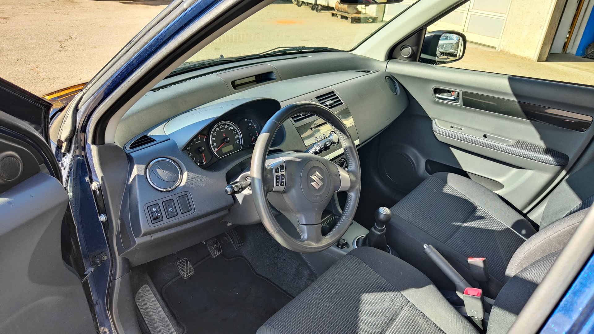 SUZUKI Swift 1.3i 16V GL Top Piz Sulai LE 4x4-image-6