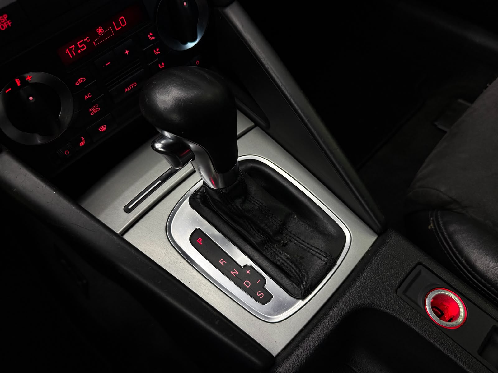 AUDI A3 Cabriolet 2.0 TFSI S Line S-tronic-image-19