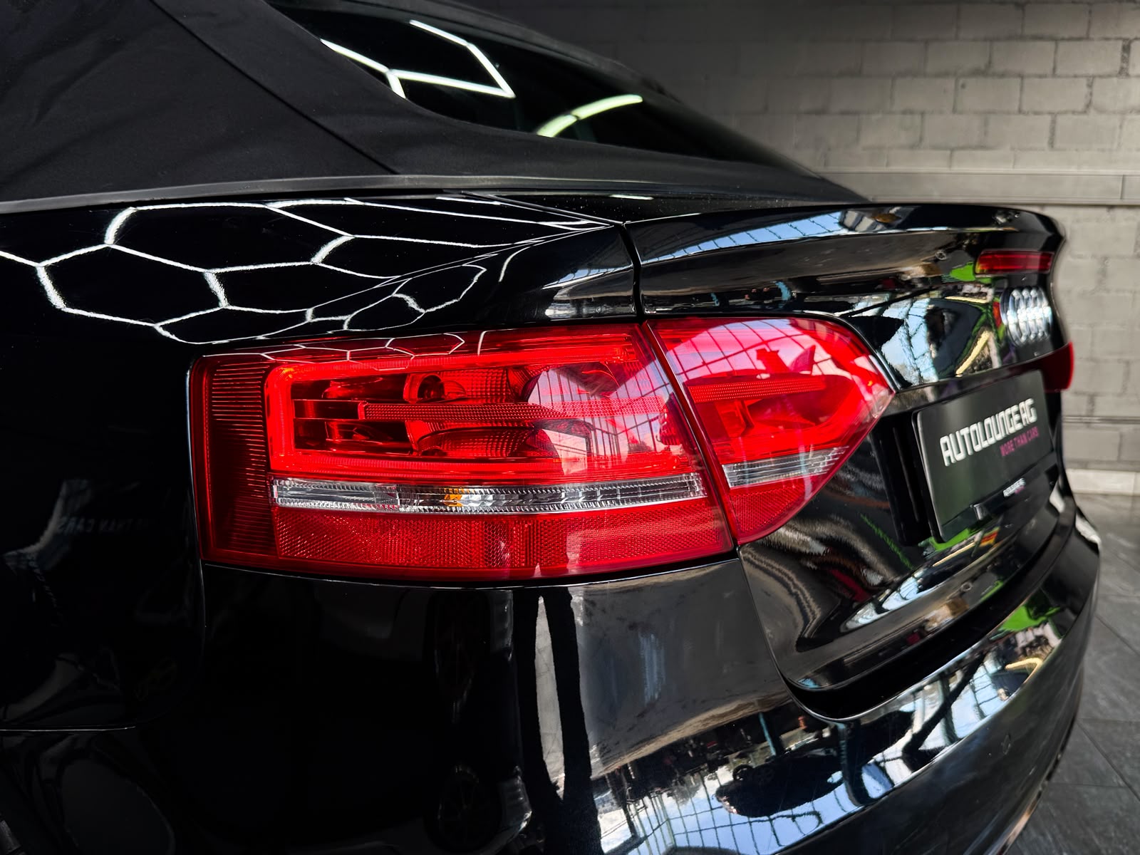 AUDI A3 Cabriolet 2.0 TFSI S Line S-tronic-image-9
