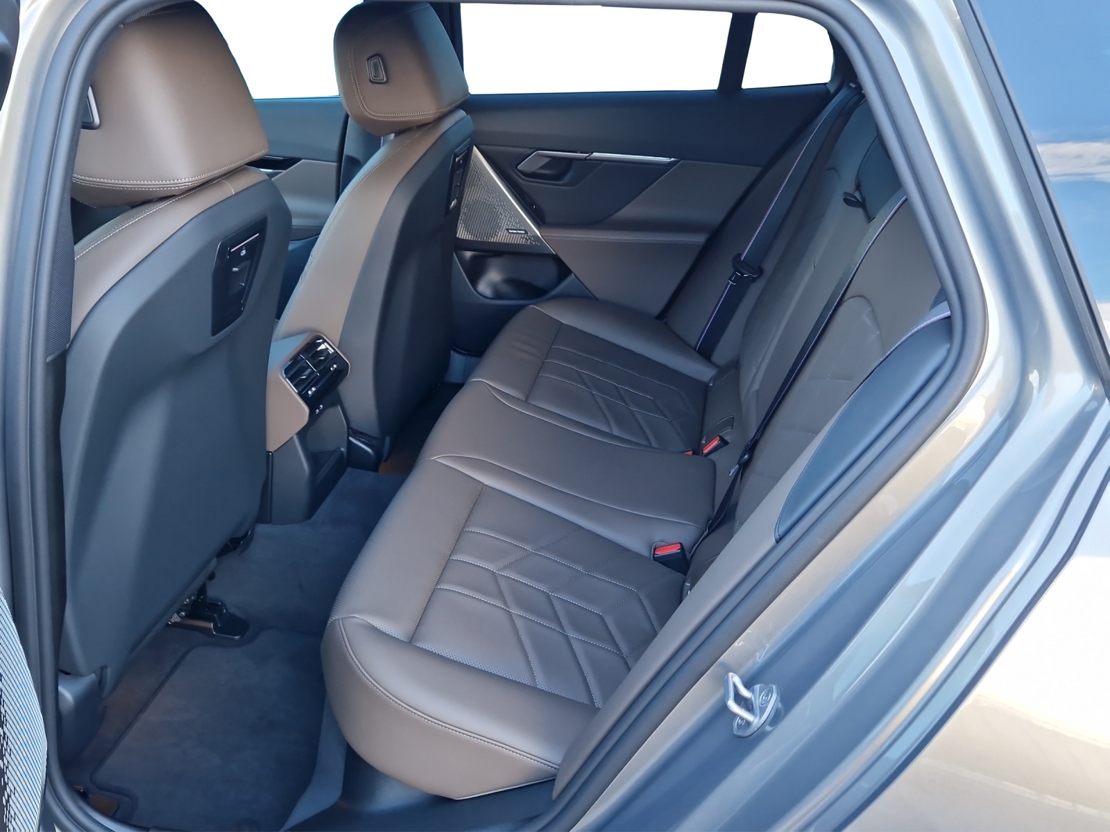 BMW 520d xDrive 48V Touring M Sport Pro Steptronic-image-16
