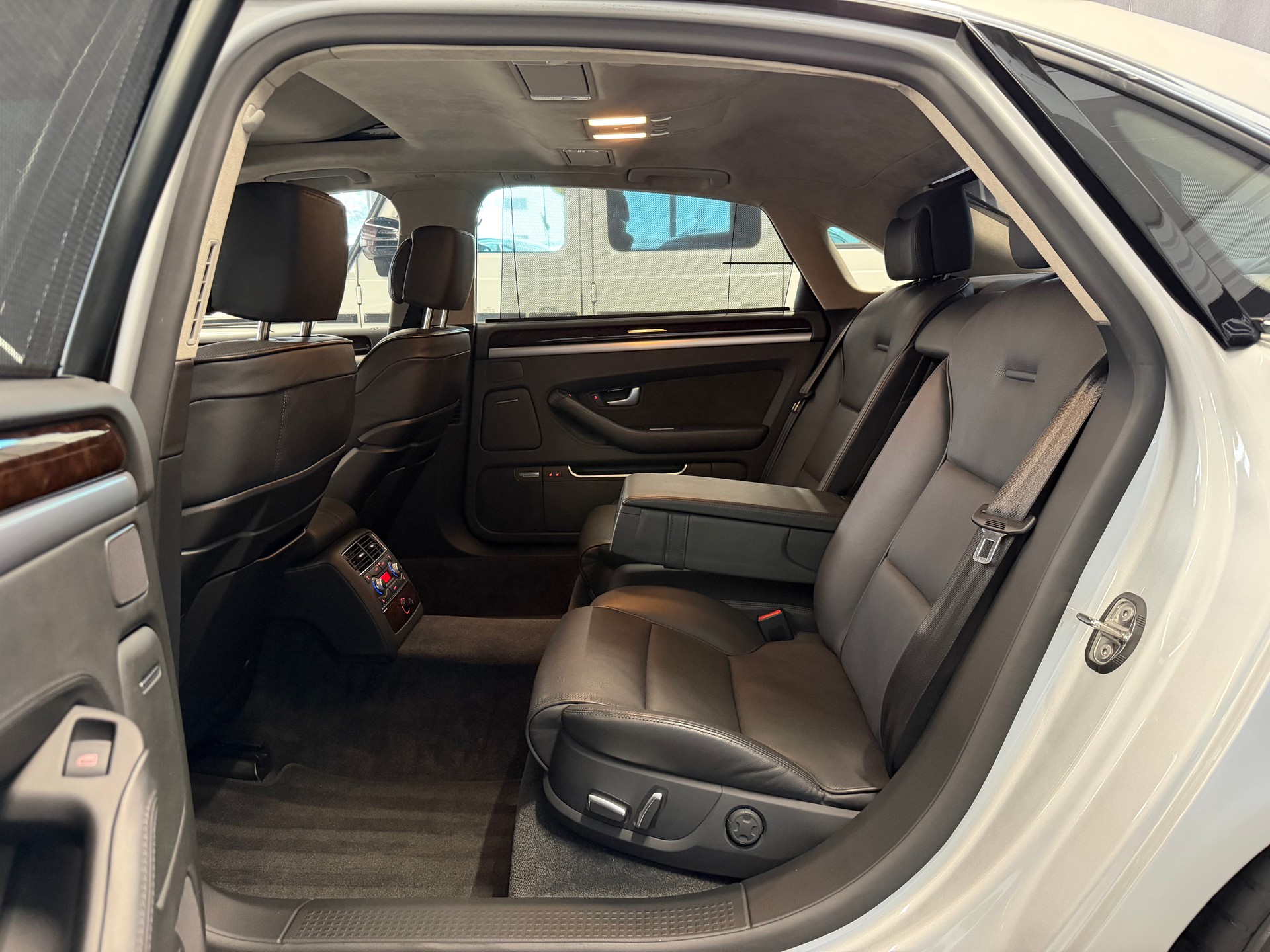 AUDI A8 L 4.2 TDI quattro tiptronic-image-26