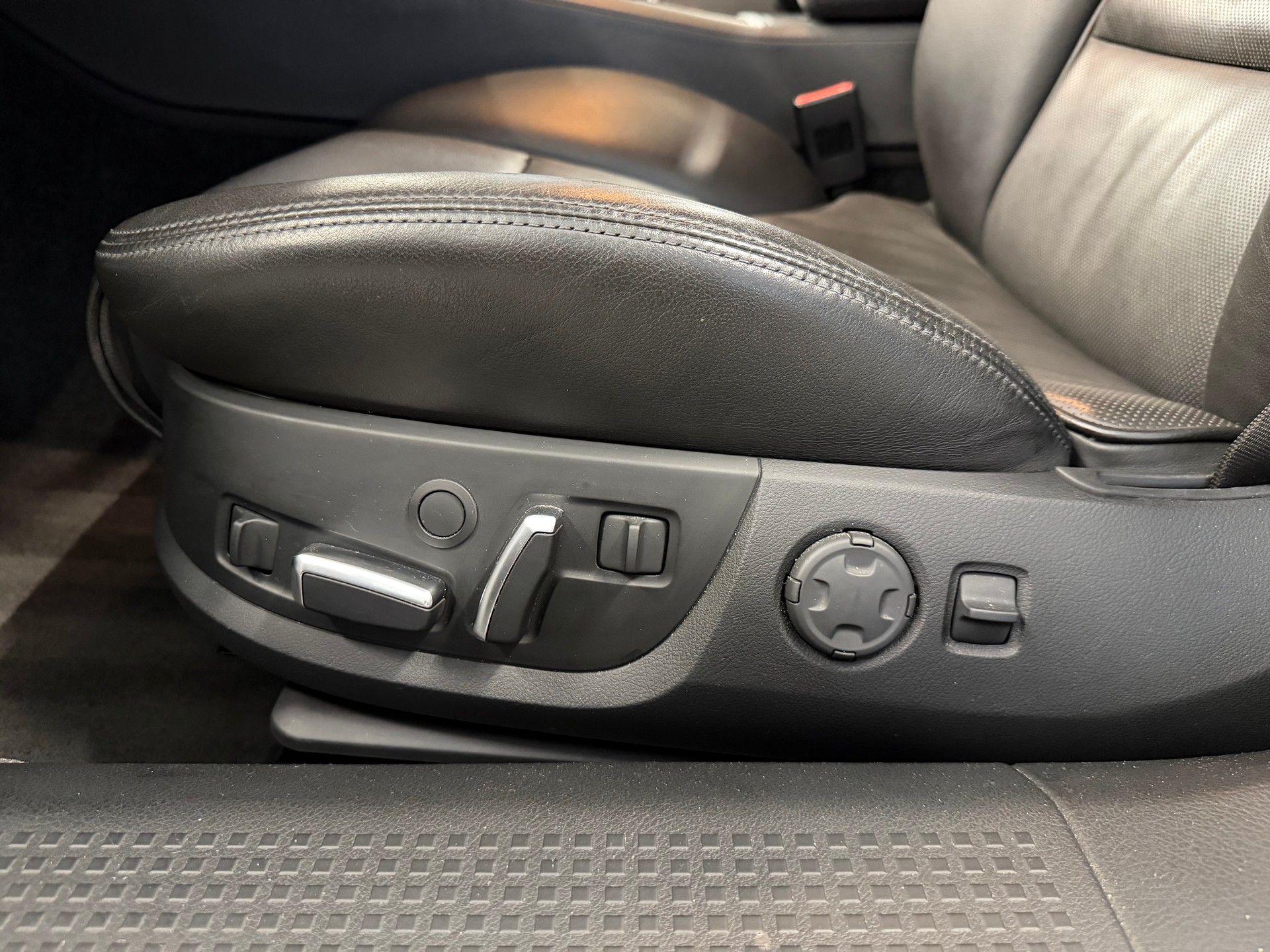 AUDI A8 L 4.2 TDI quattro tiptronic-image-13