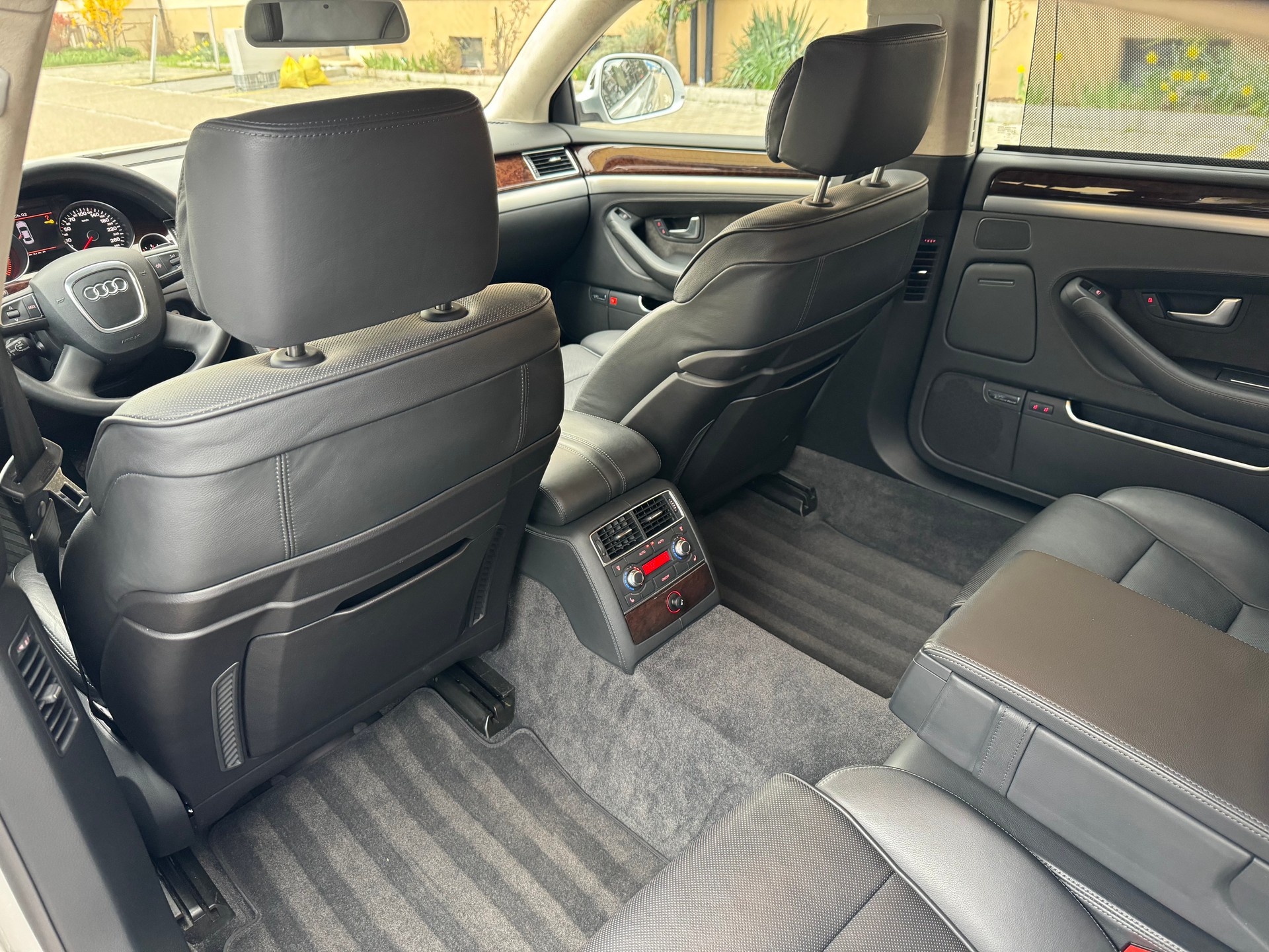 AUDI A8 L 4.2 TDI quattro tiptronic-image-24