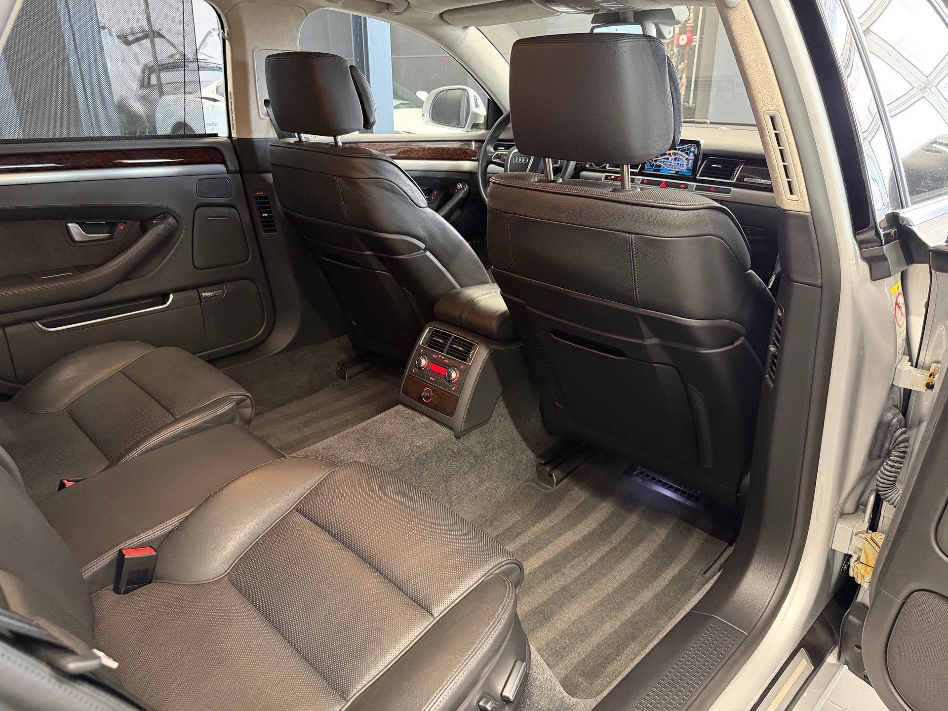 AUDI A8 L 4.2 TDI quattro tiptronic-image-29