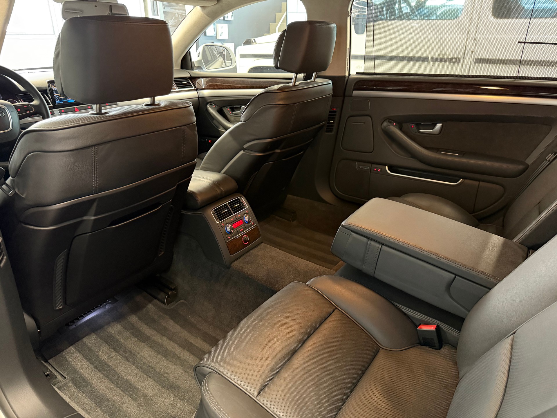 AUDI A8 L 4.2 TDI quattro tiptronic-image-28