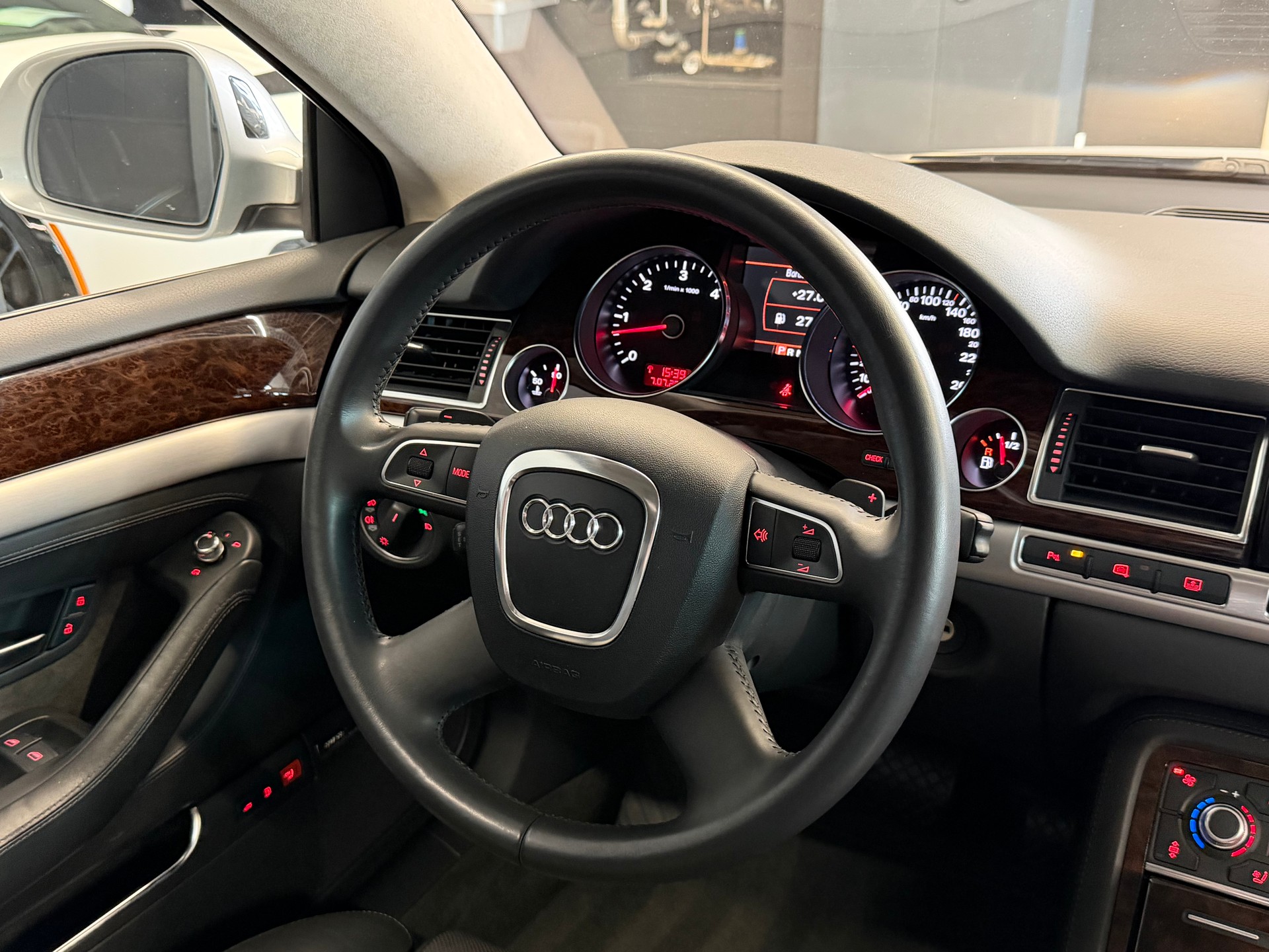 AUDI A8 L 4.2 TDI quattro tiptronic-image-24