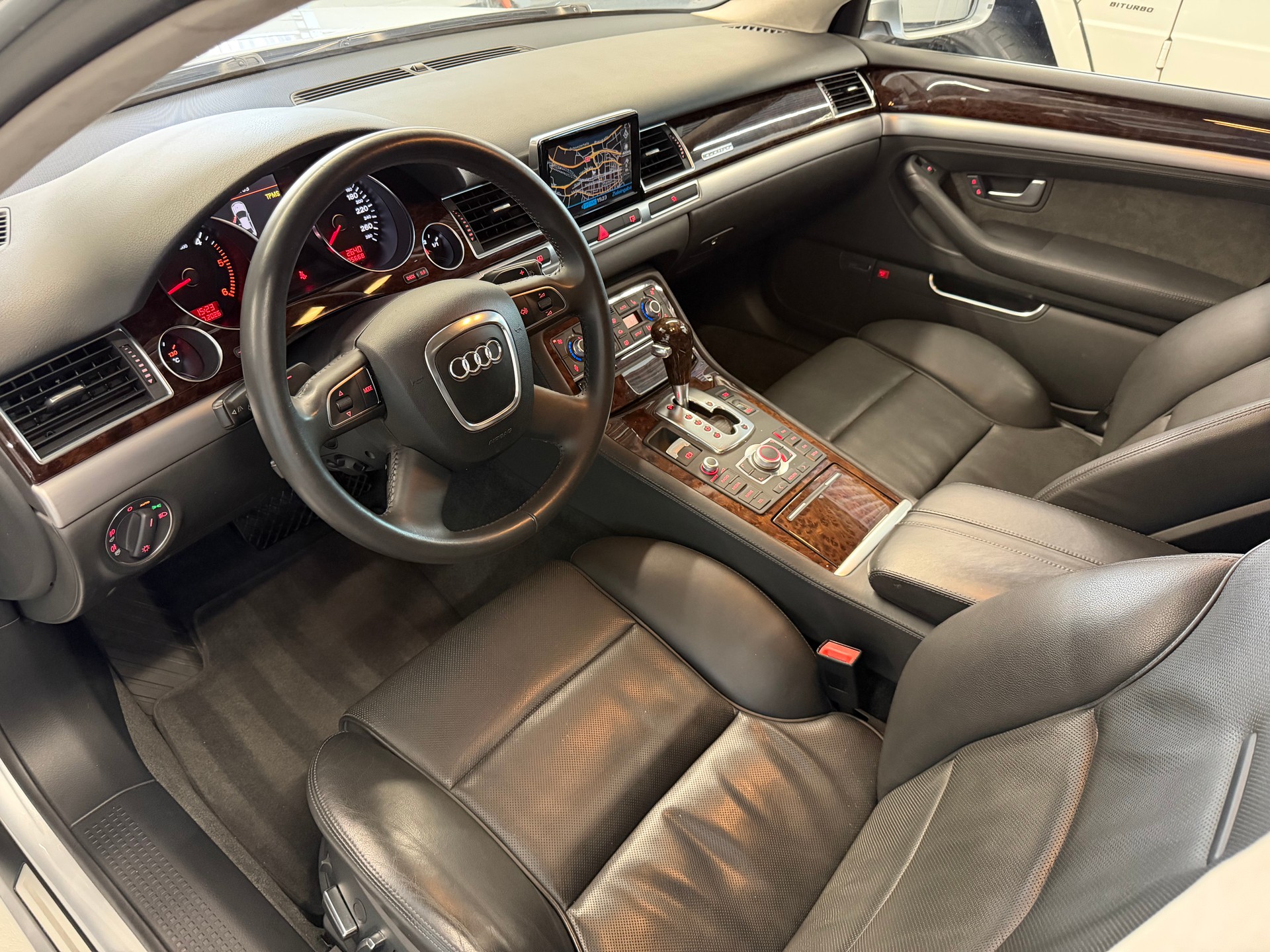 AUDI A8 L 4.2 TDI quattro tiptronic-image-9