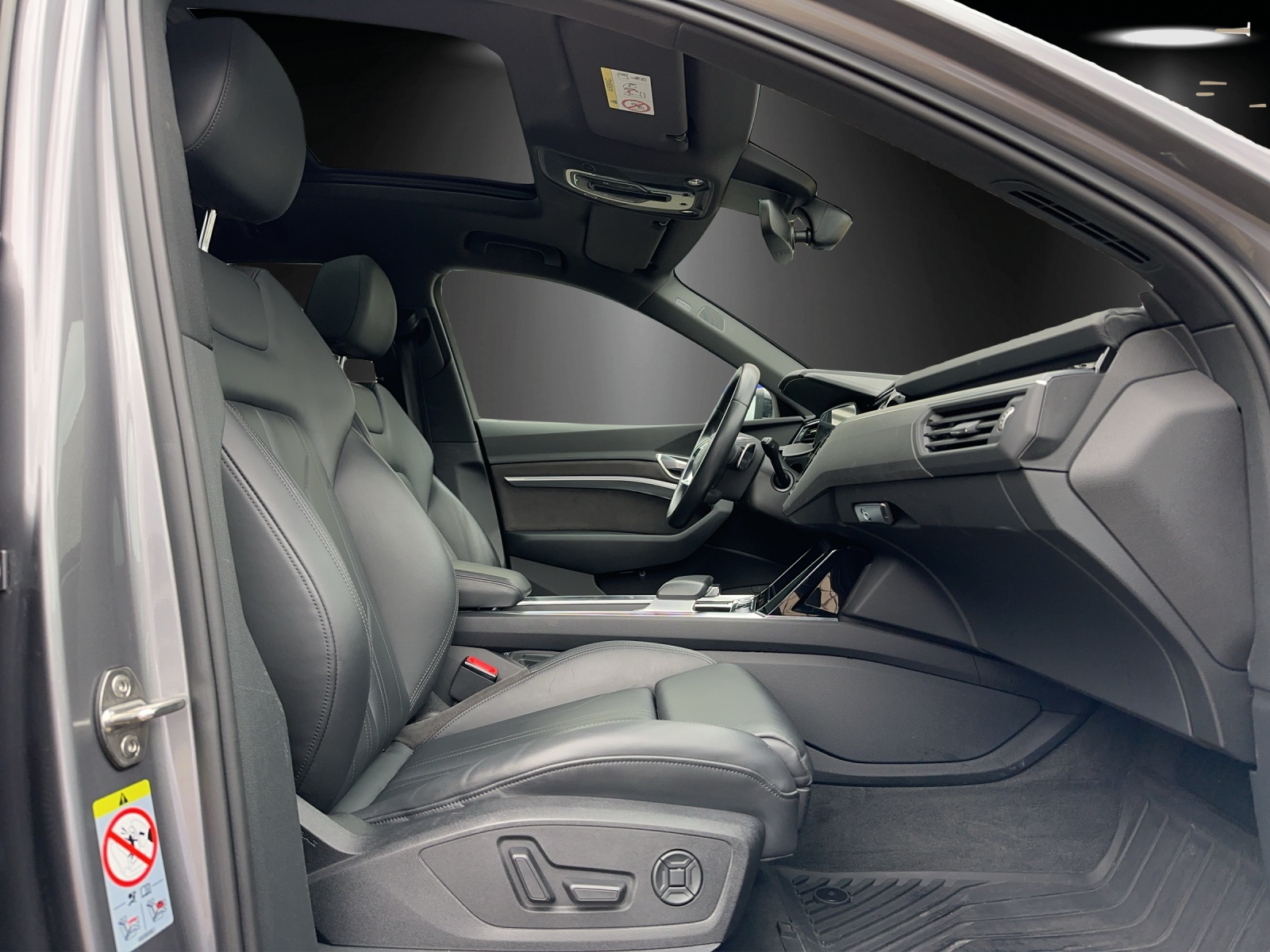 AUDI e-tron 55 Advanced quattro-image-8