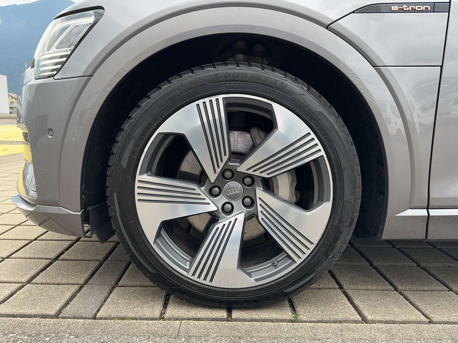 AUDI e-tron 55 Advanced quattro-image-13