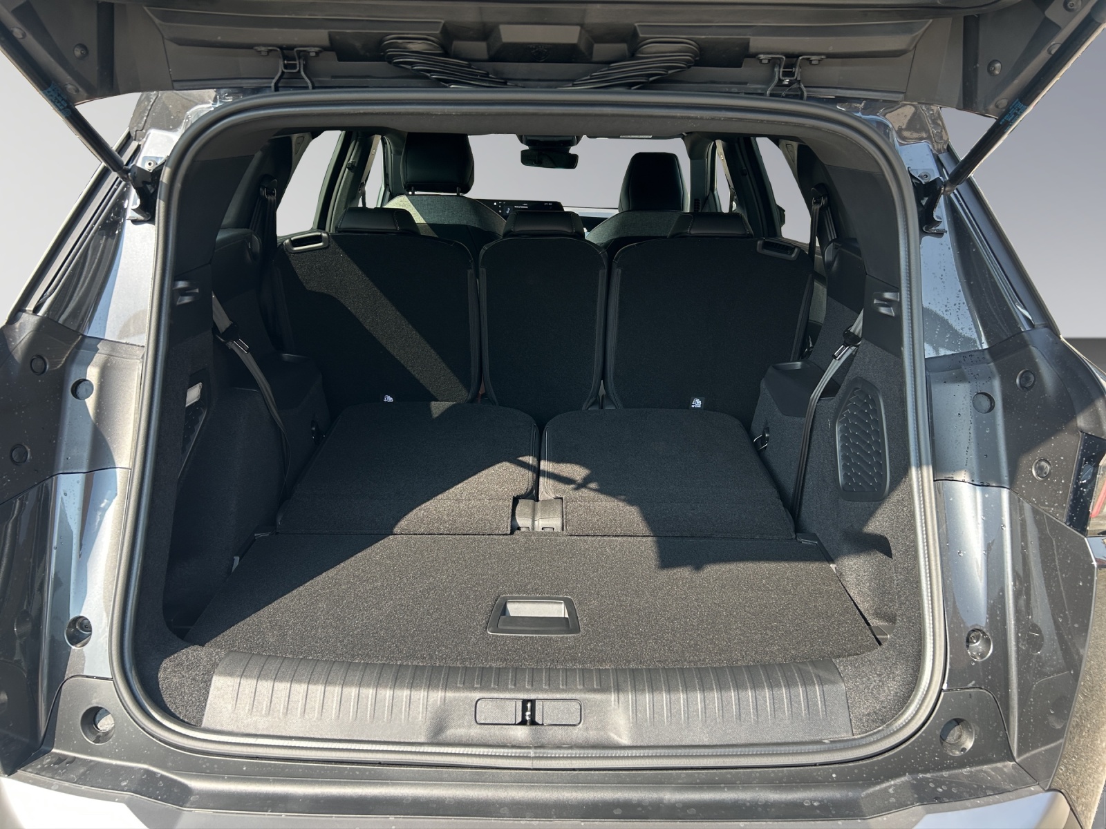 PEUGEOT 5008 1.2 Hybrid Allure Premium-image-14