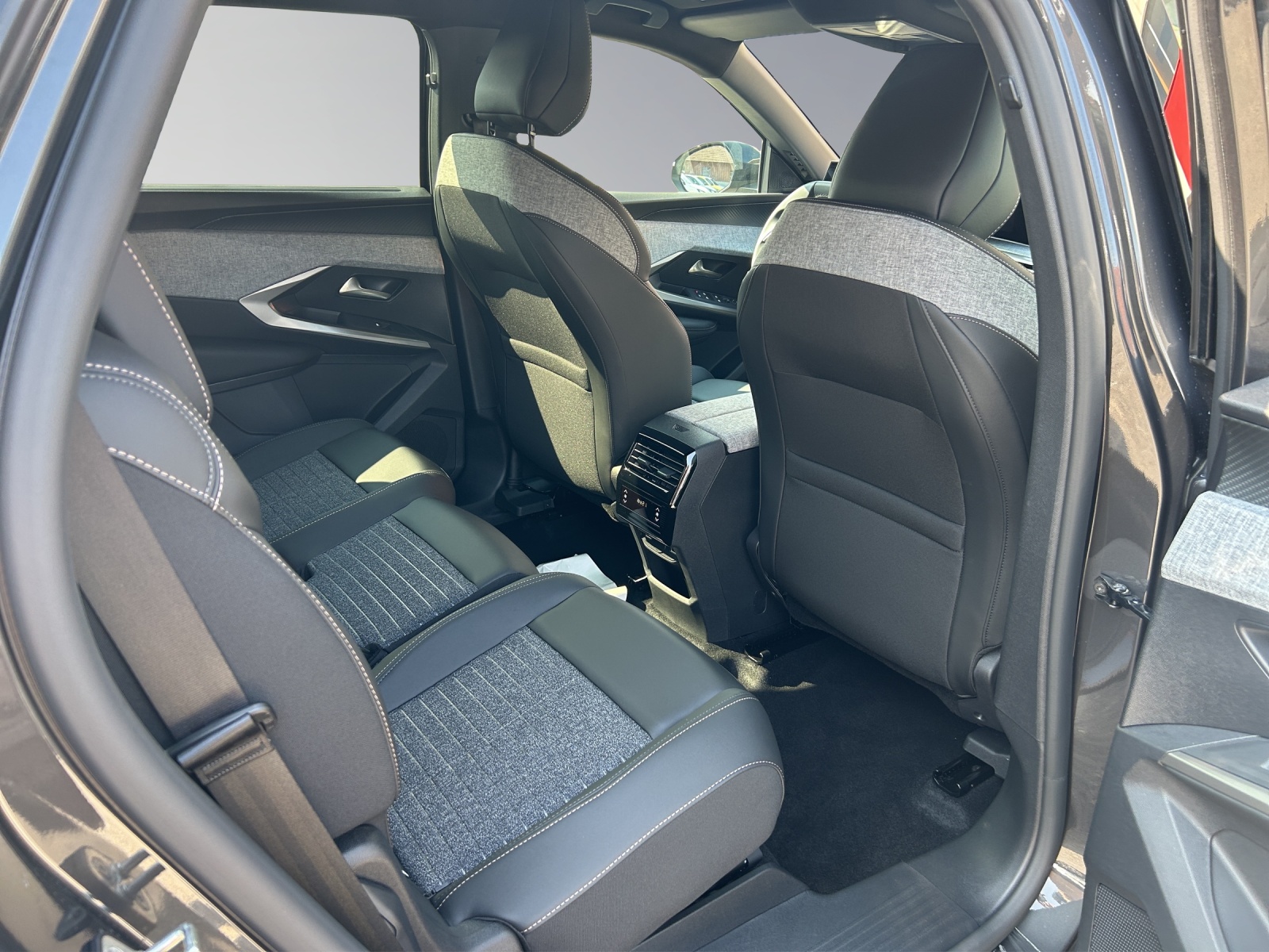 PEUGEOT 5008 1.2 Hybrid Allure Premium-image-15