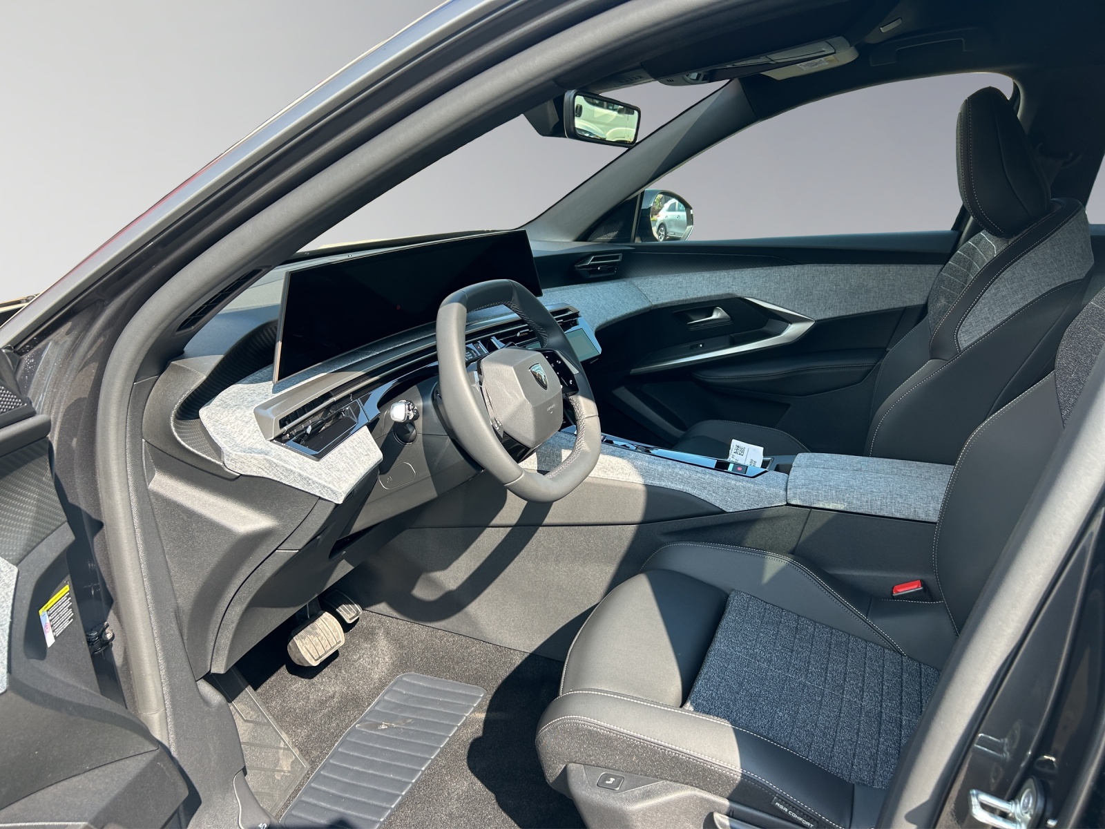PEUGEOT 5008 1.2 Hybrid Allure Premium-image-8