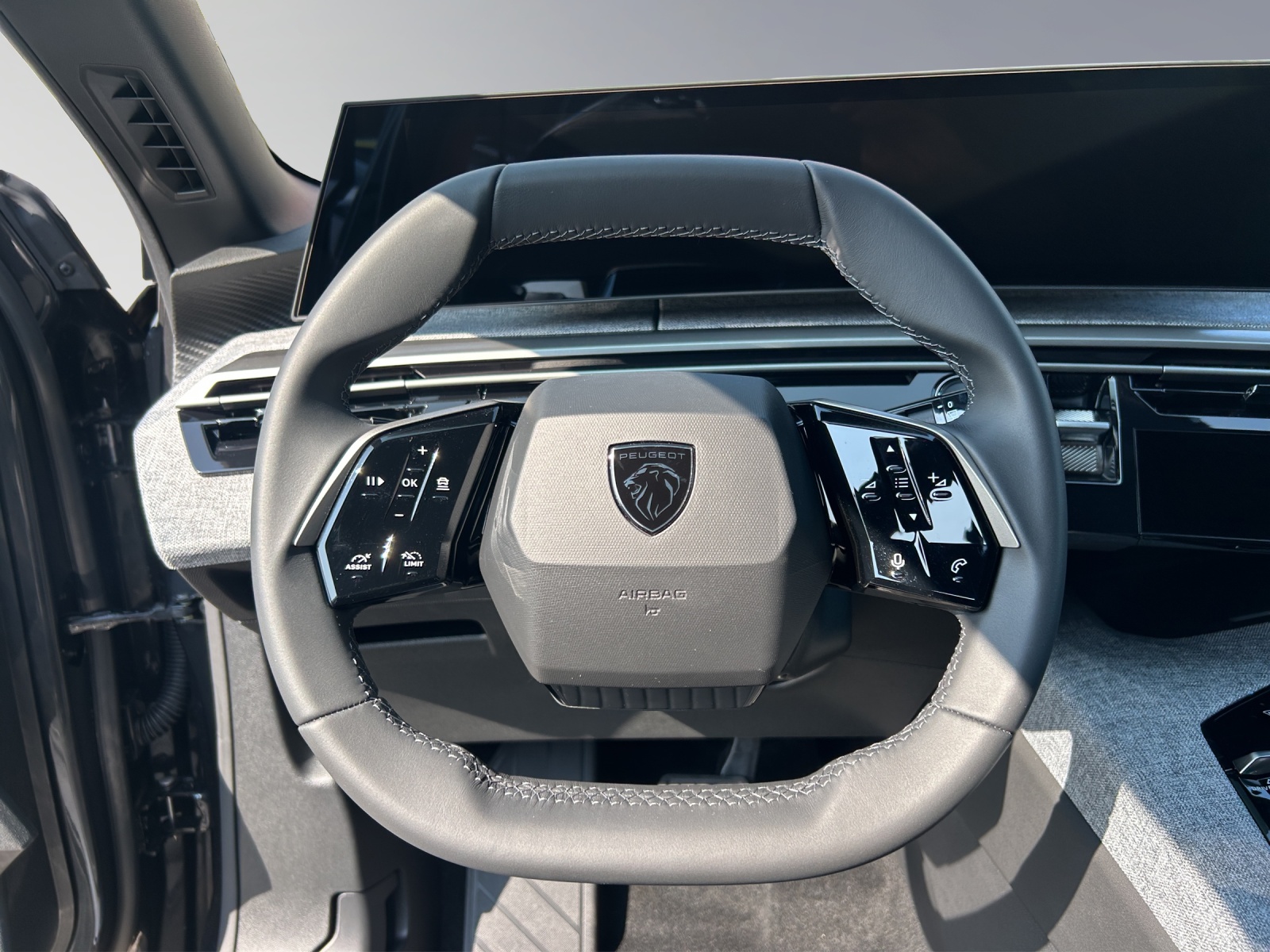 PEUGEOT 5008 1.2 Hybrid Allure Premium-image-9