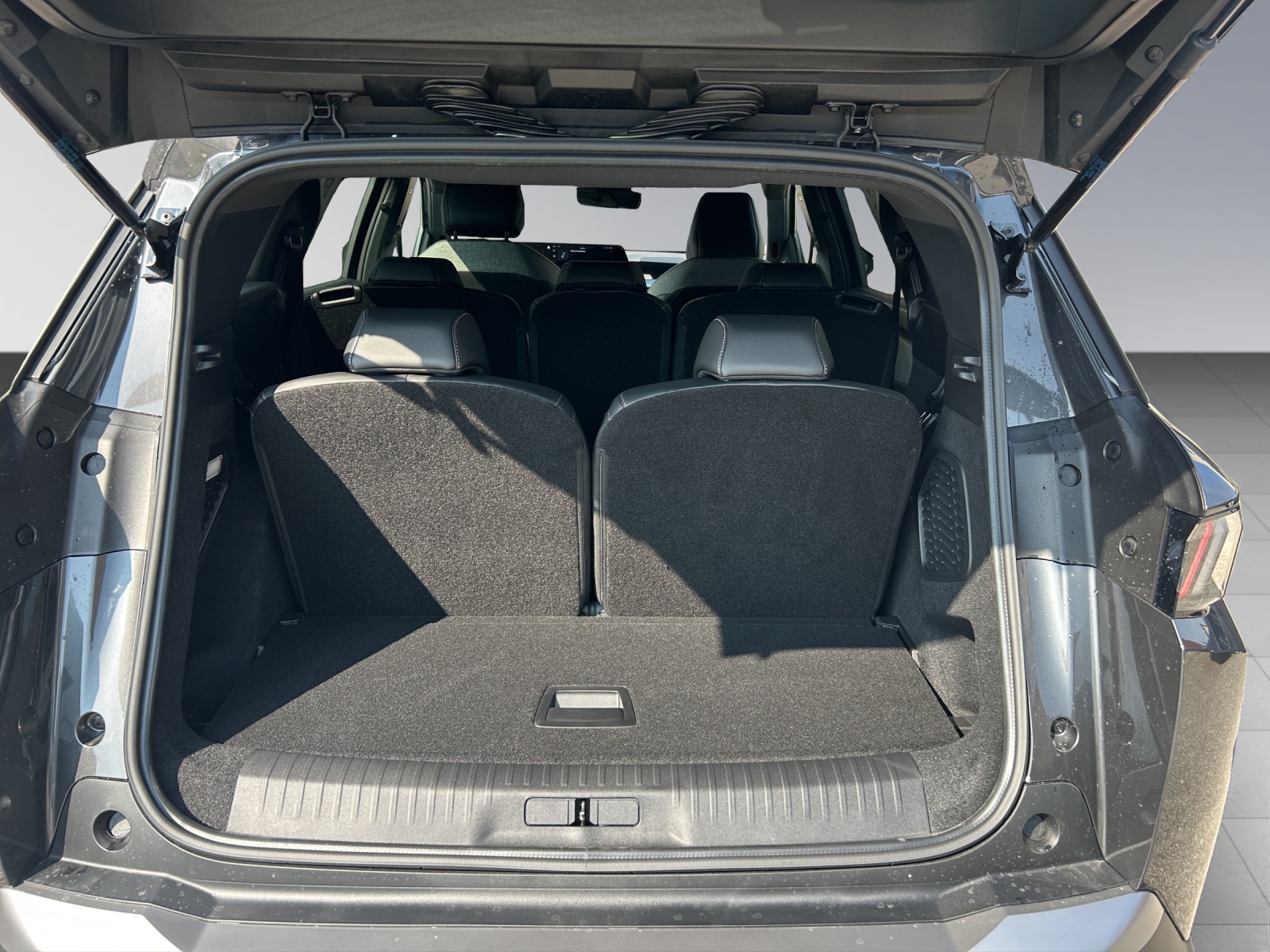 PEUGEOT 5008 1.2 Hybrid Allure Premium-image-13