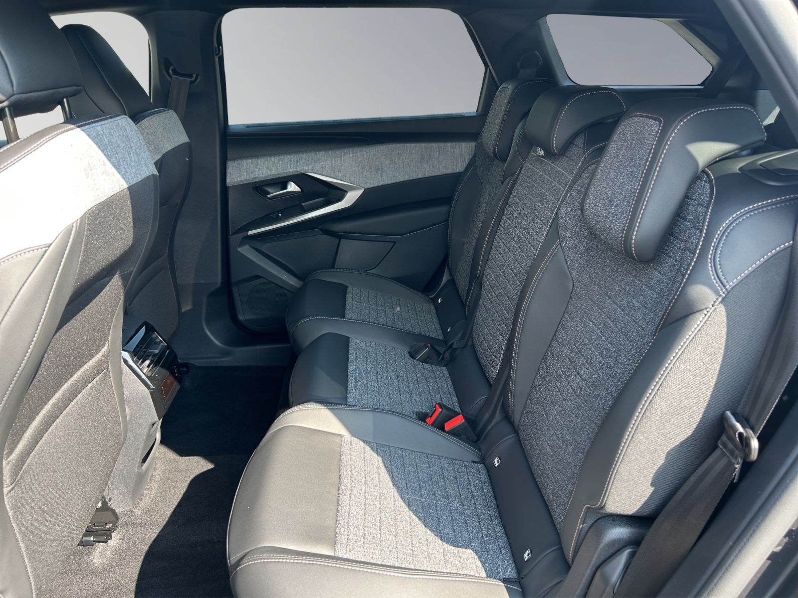 PEUGEOT 5008 1.2 Hybrid Allure Premium-image-11