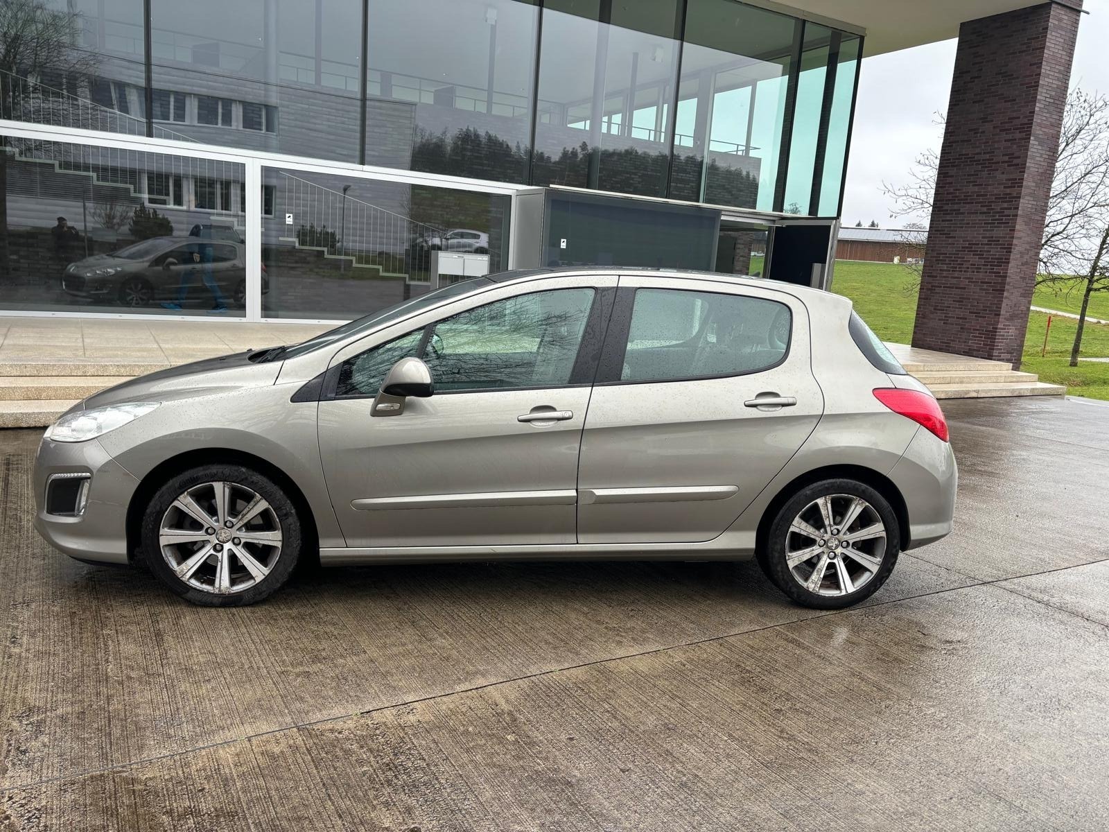 PEUGEOT 308 1.6 16V Turbo Swiss Edition-image-6