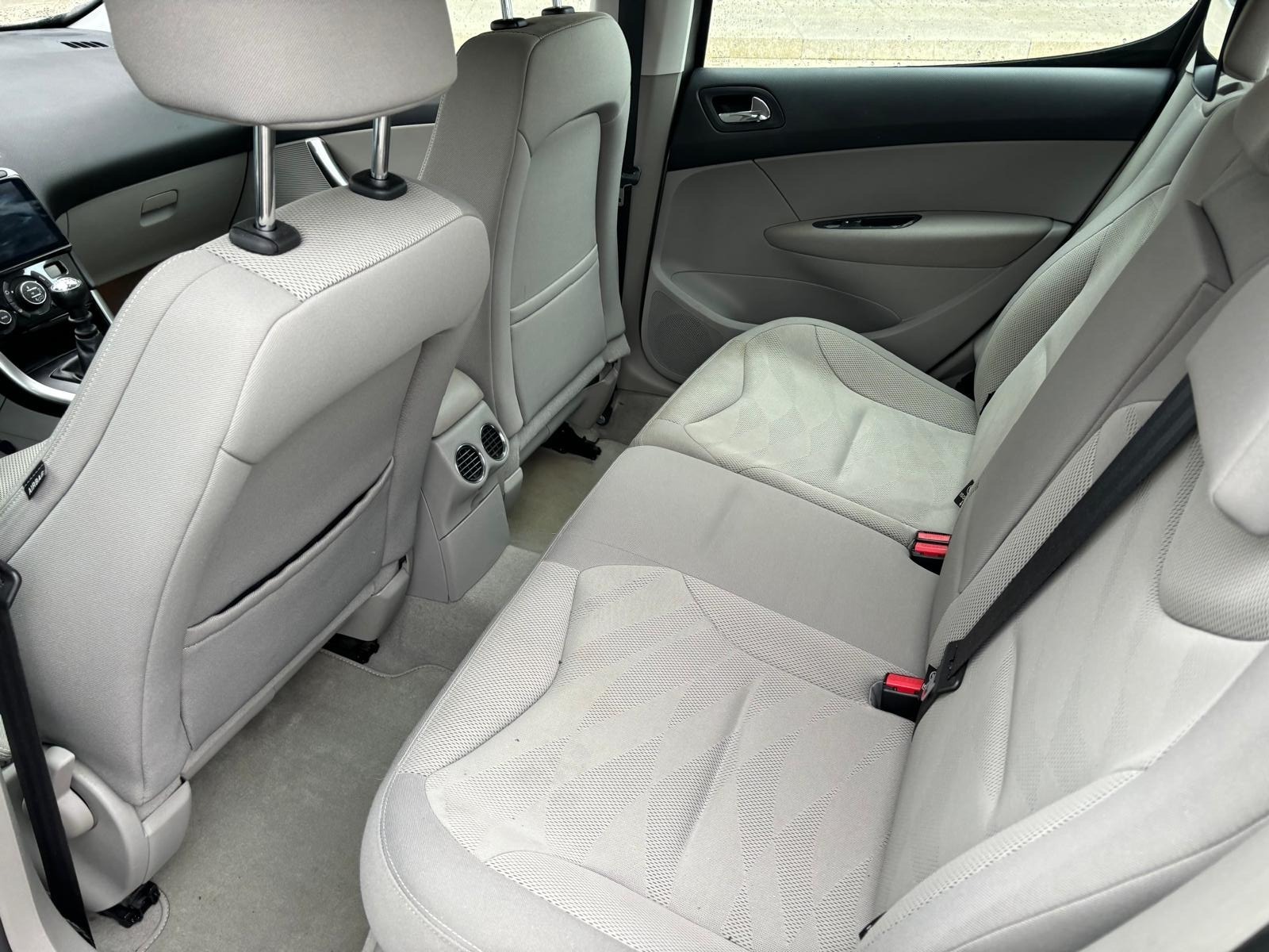 PEUGEOT 308 1.6 16V Turbo Swiss Edition-image-8