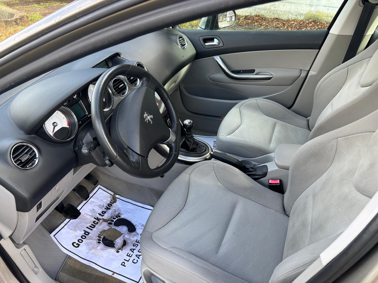 PEUGEOT 308 1.6 16V Turbo Swiss Edition-image-10