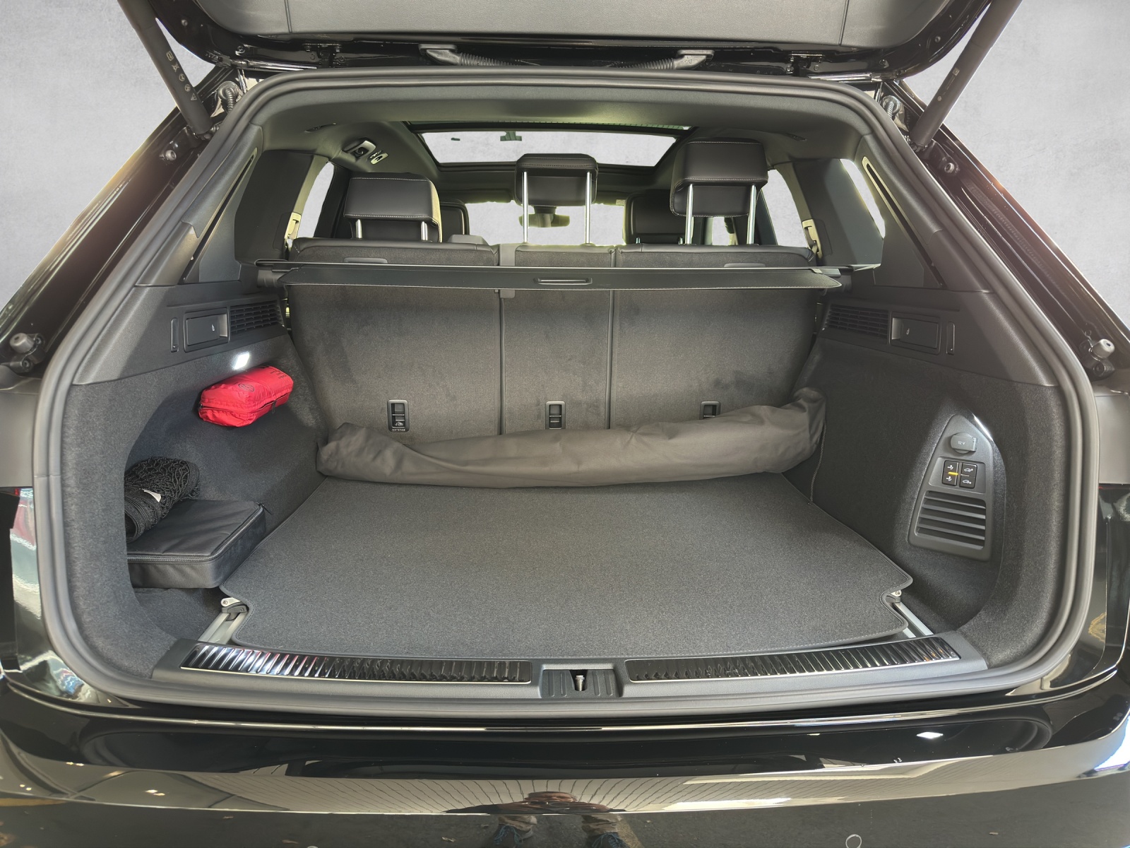 VW Touareg 3.0 TDI R-Line Tiptronic-image-10