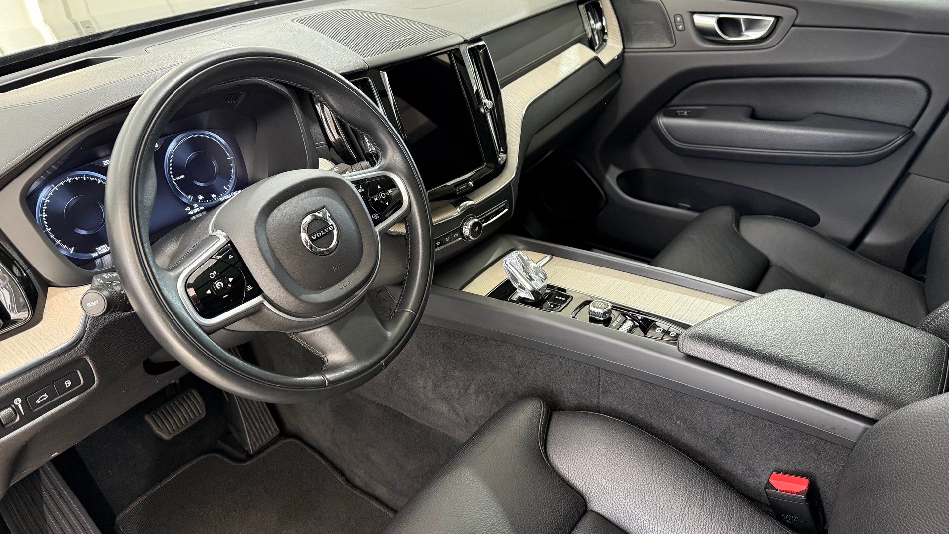 VOLVO XC60 2.0 T6 TE Inscription eAW-image-3