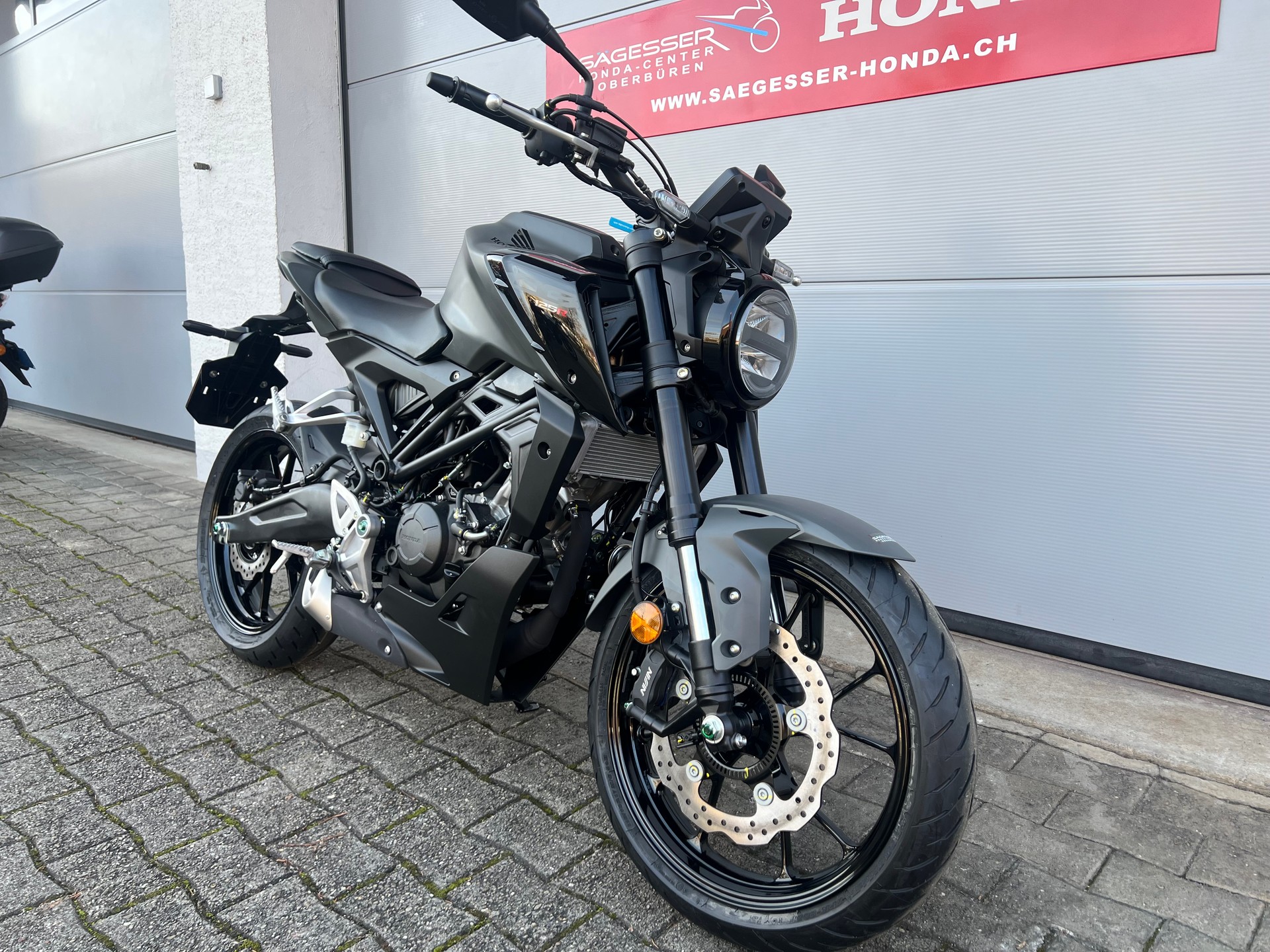 HONDA CB 125 R-showroom-element-1