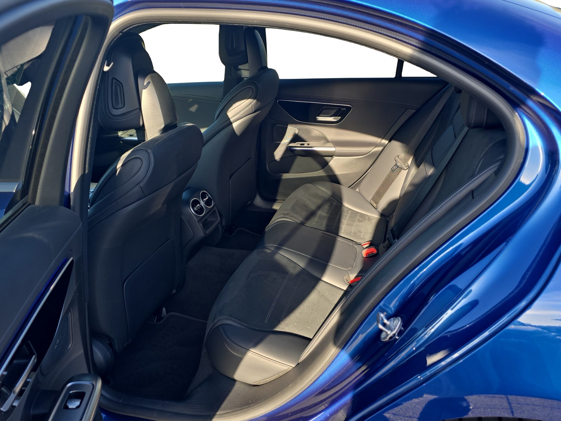 MERCEDES-BENZ C 300 d 4Matic AMG Line-image-8