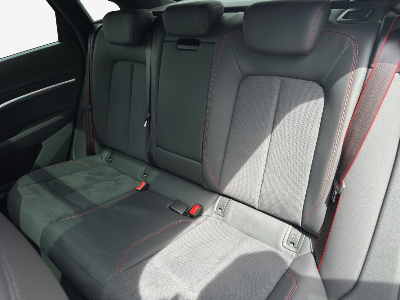 AUDI Q8 Sportback 55 e-tron Black Edition quattro-image-12