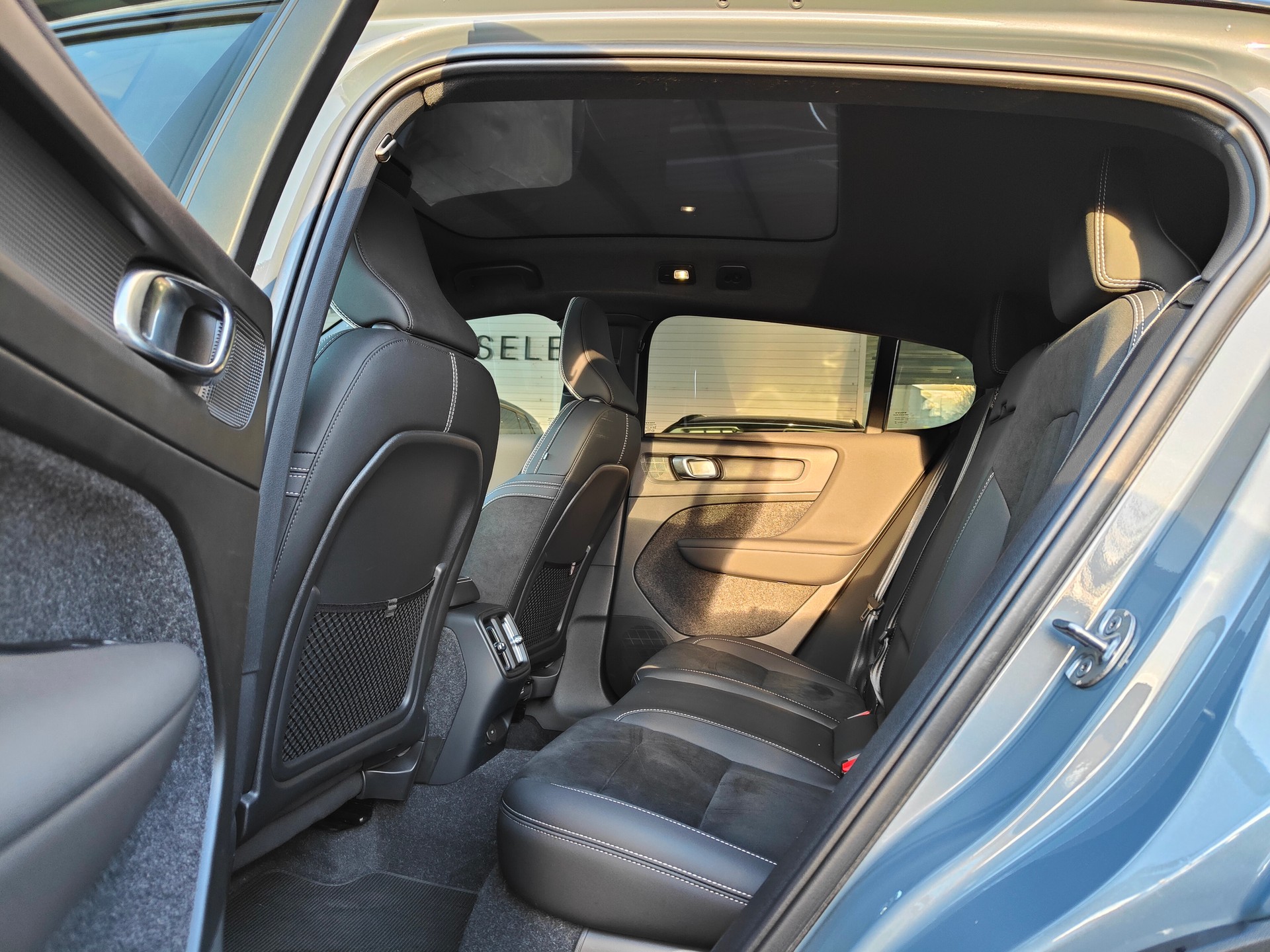 VOLVO C40 Recharge Twin-image-12