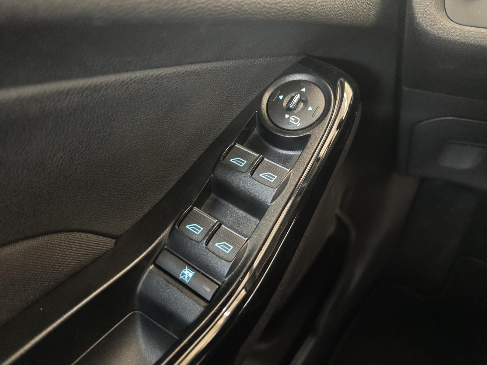 FORD Fiesta 1.6 Ti-VCT Trend PowerShift-image-11