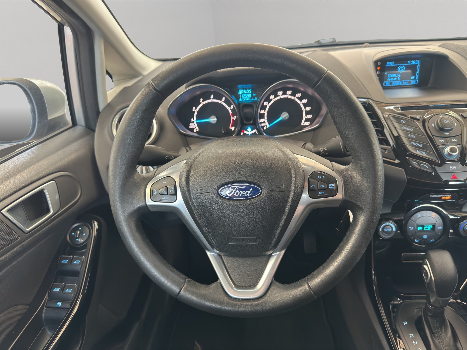 FORD Fiesta 1.6 Ti-VCT Trend PowerShift-image-9