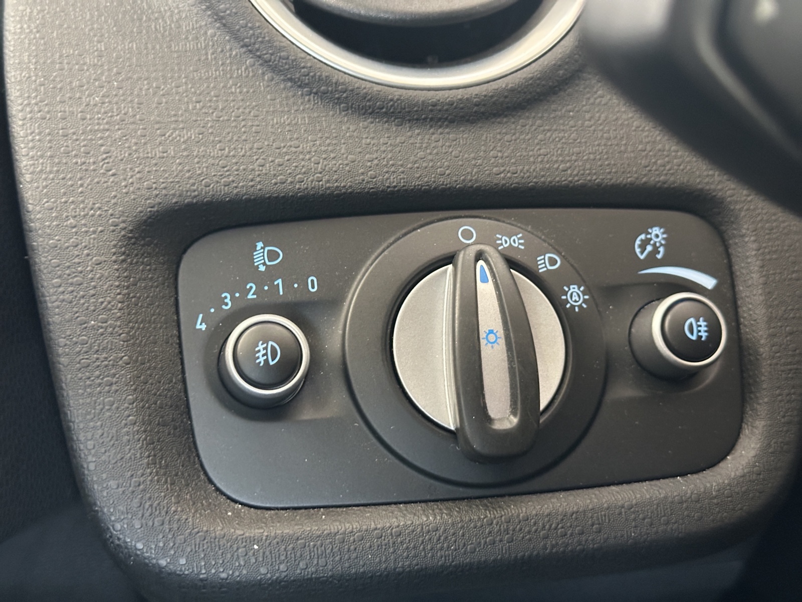FORD Fiesta 1.6 Ti-VCT Trend PowerShift-image-12