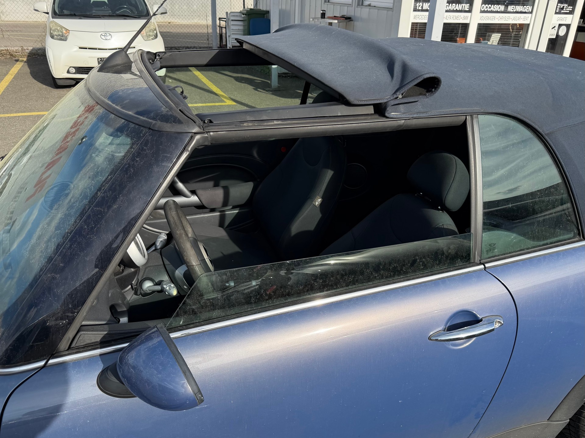 MINI Cooper Cabriolet-image-5