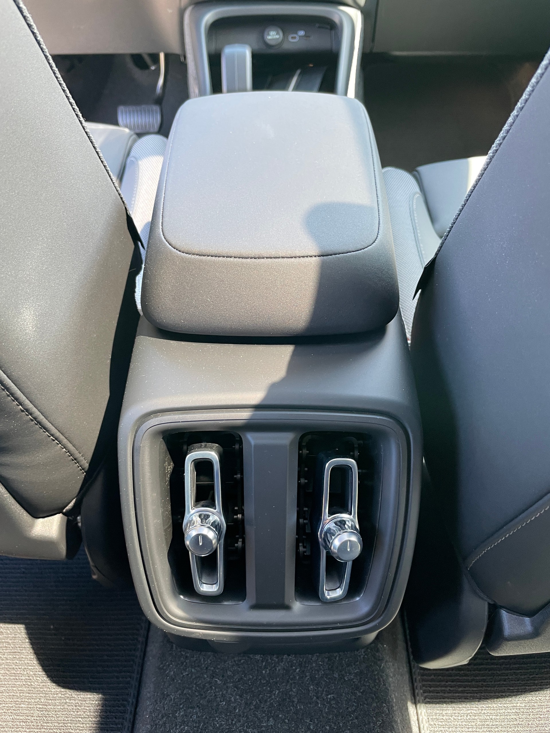 VOLVO C40 Recharge P8 Twin AWD Pure Electric Ultimate-image-16