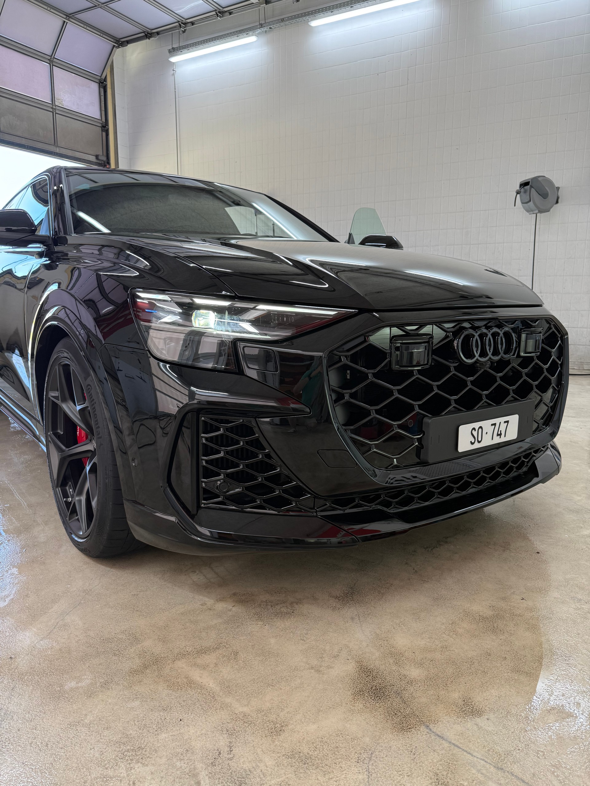 AUDI AUDI RSQ8 performance - CH-Fahrzeug / Leasing möglich / Gratisservice / Keramikbremsen / Panoramadach / Sportabgasanlage u.v.m.-image-0